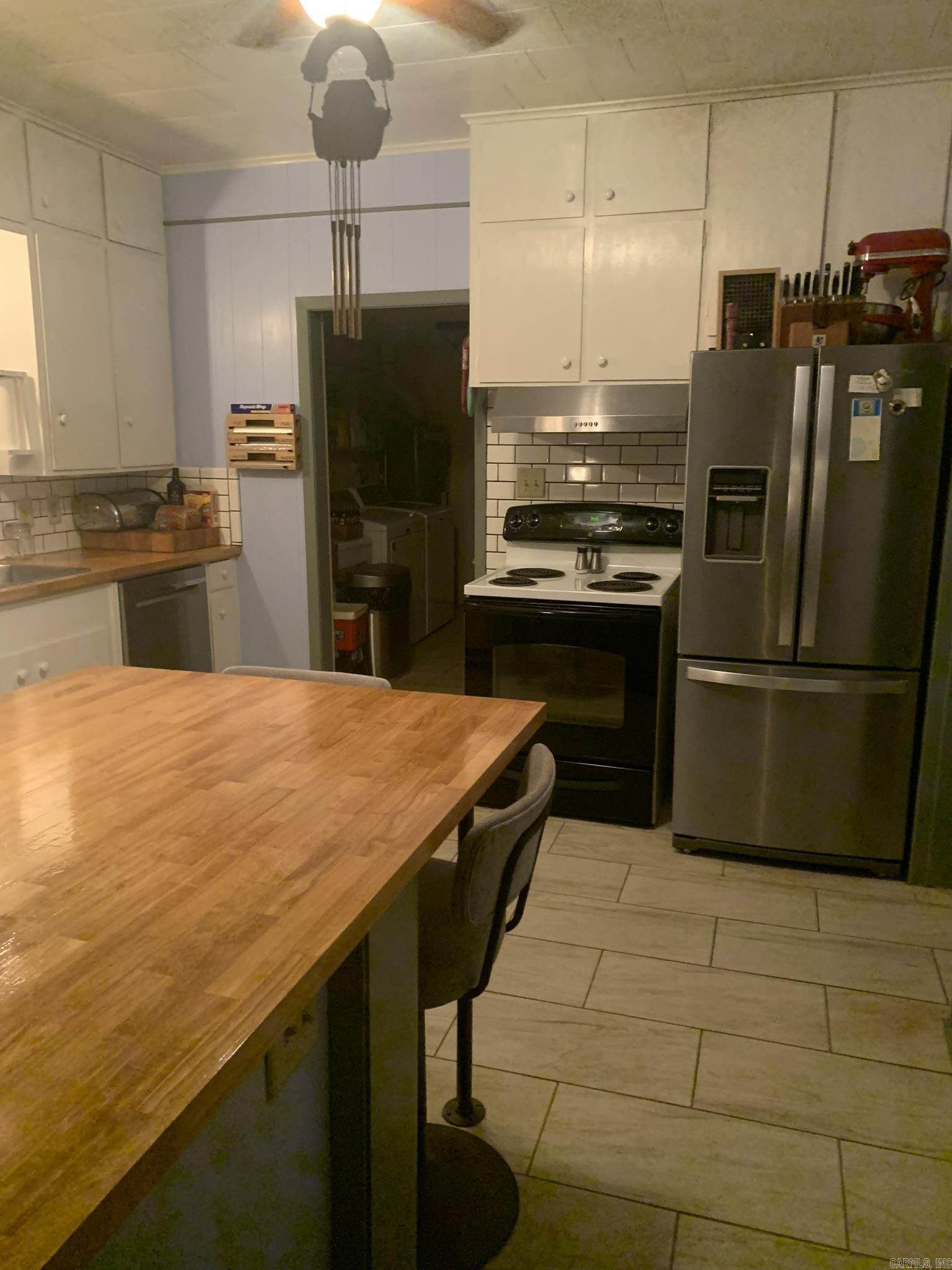 927 Leonard St. Property Photo 7