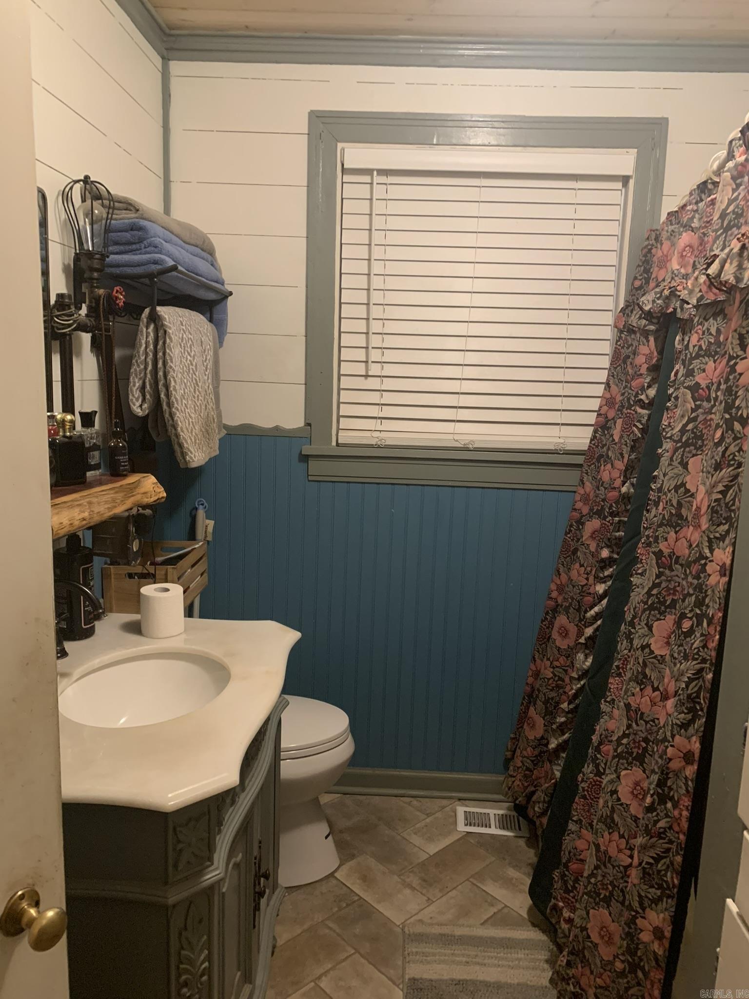 927 Leonard St. Property Photo 10