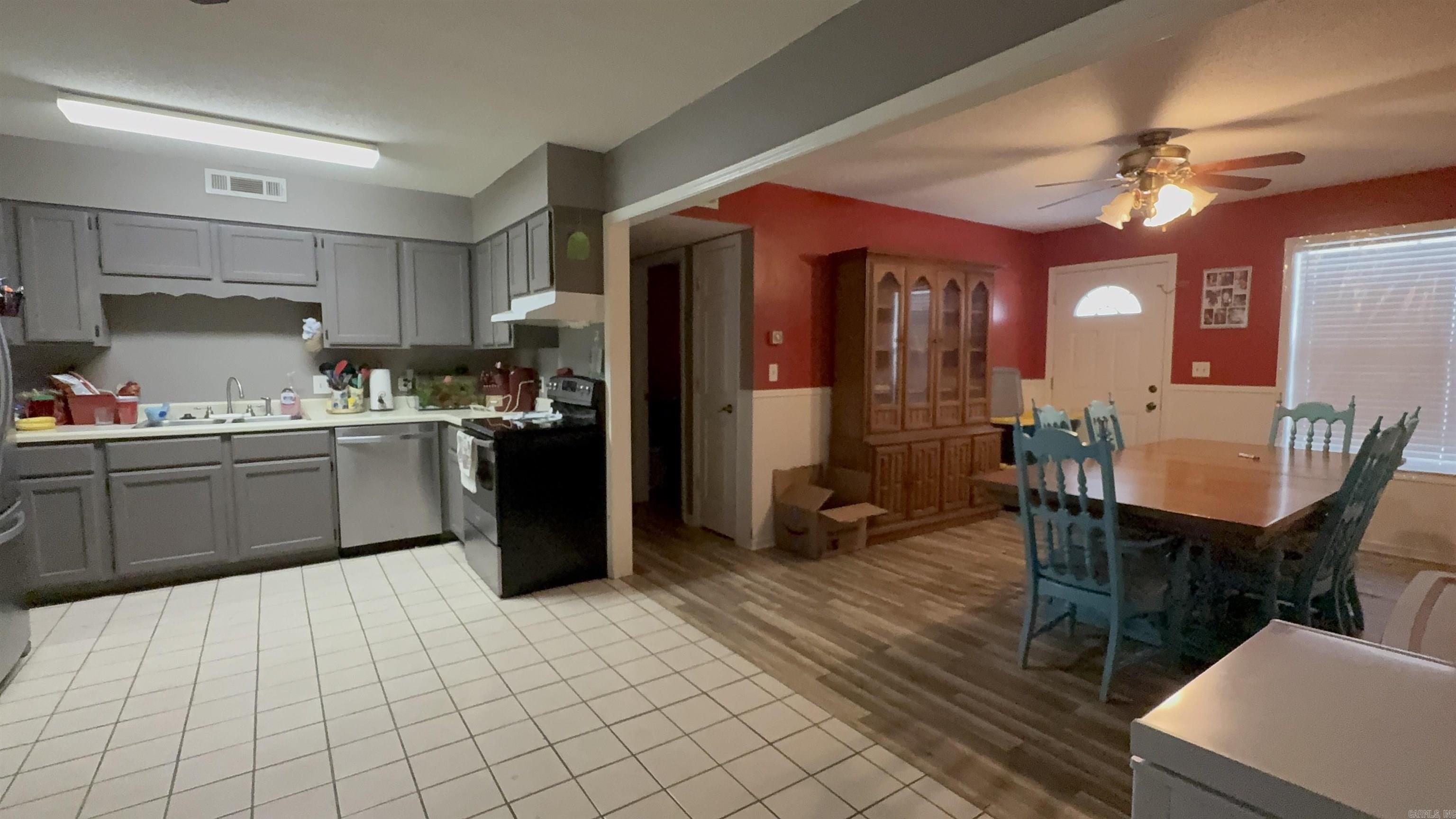 371 Barry Street Property Photo 4