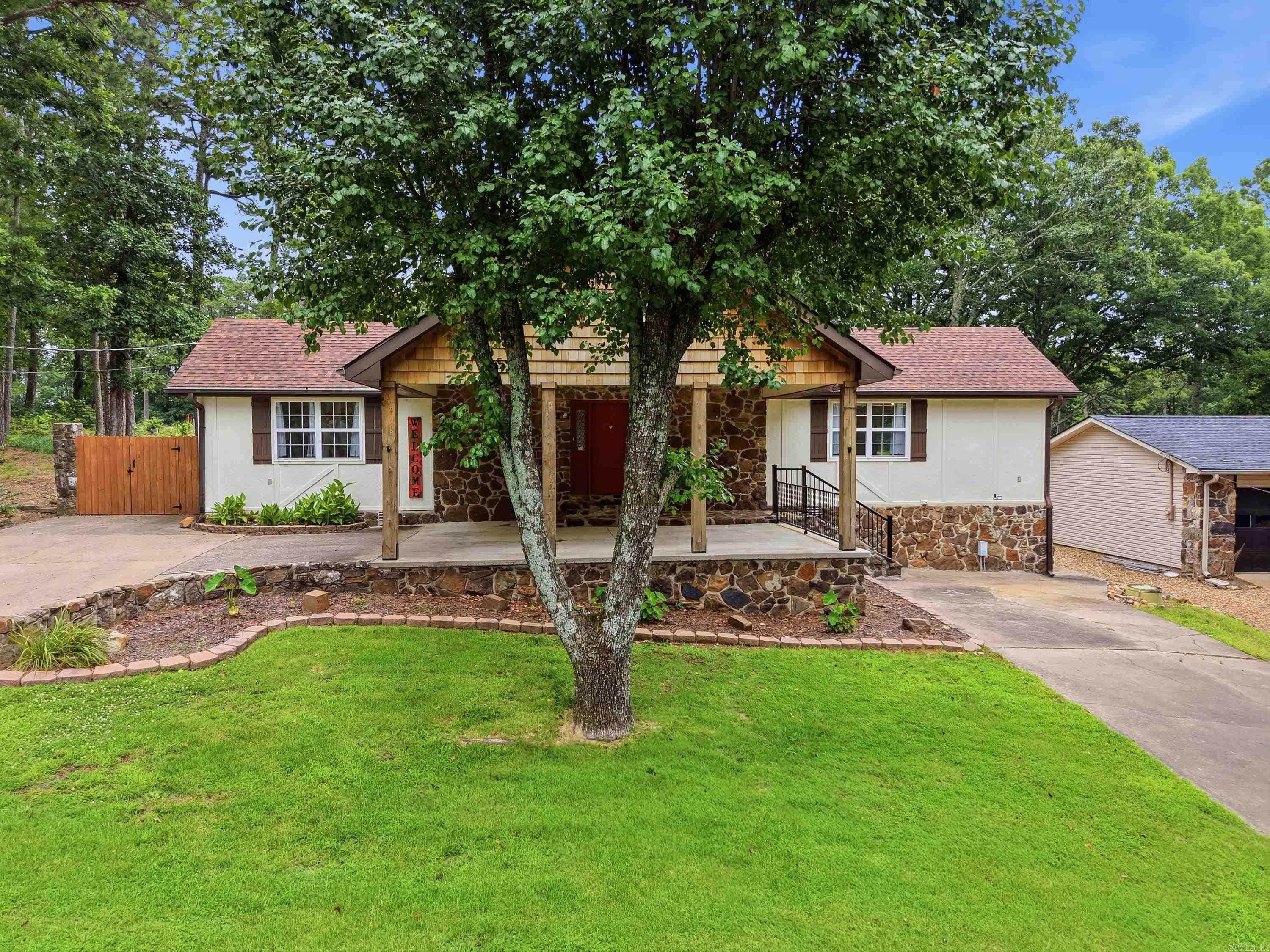 313 Snead Drive Property Photo 1