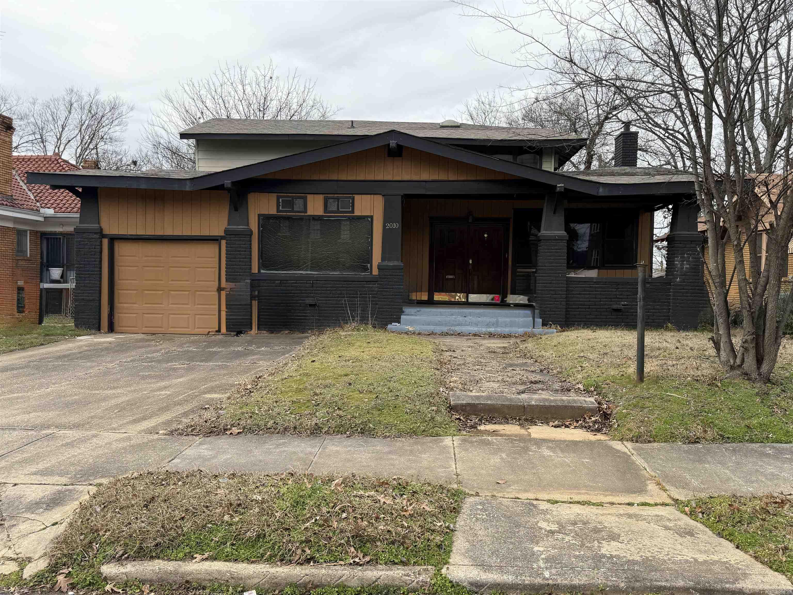 2010 S Summit Street Property Photo 1