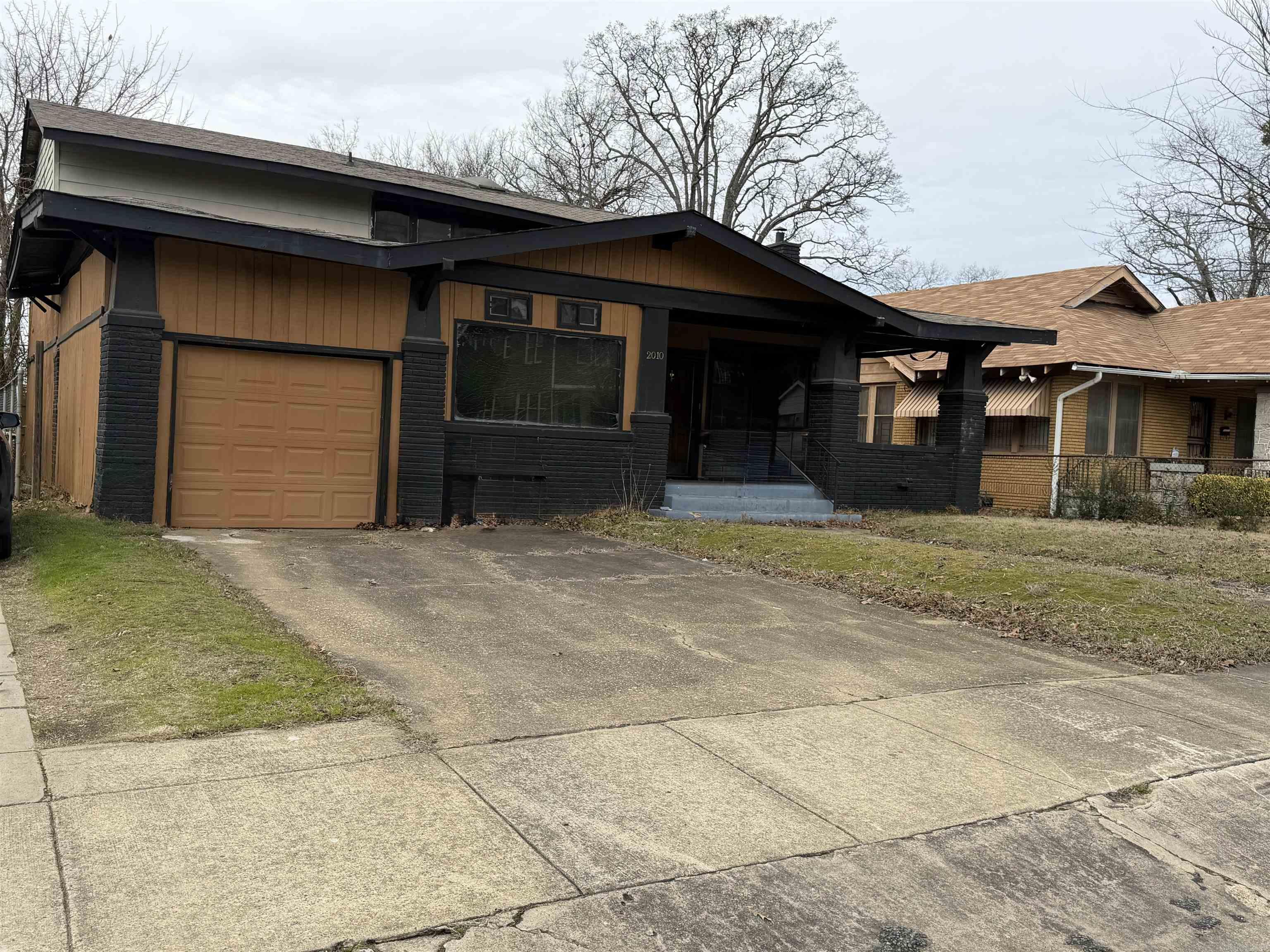 2010 S Summit Street Property Photo 2