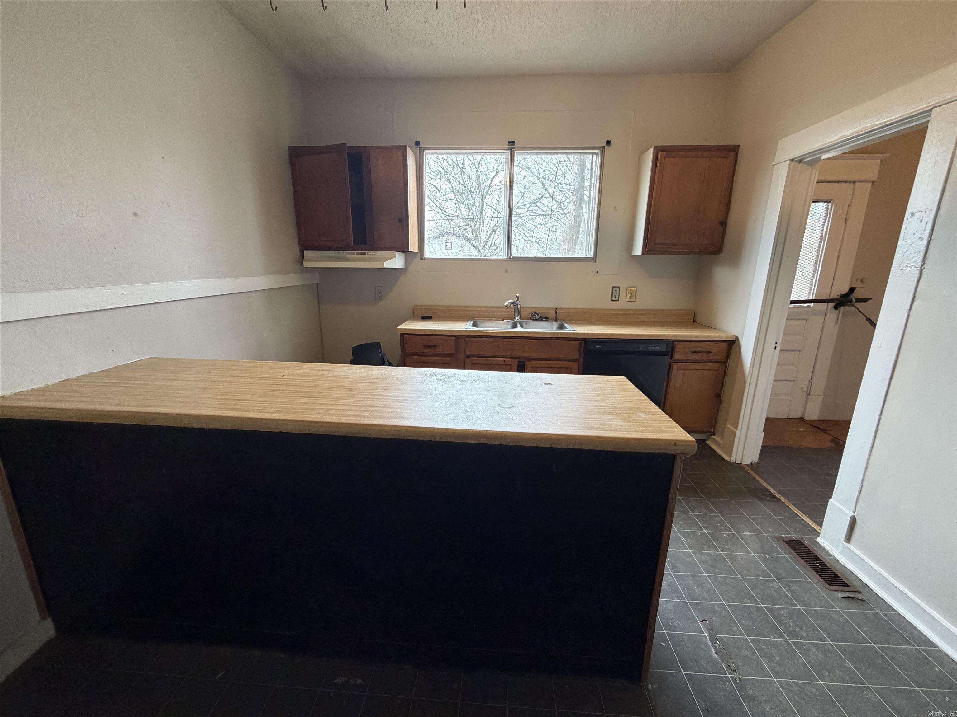 2010 S Summit Street Property Photo 8