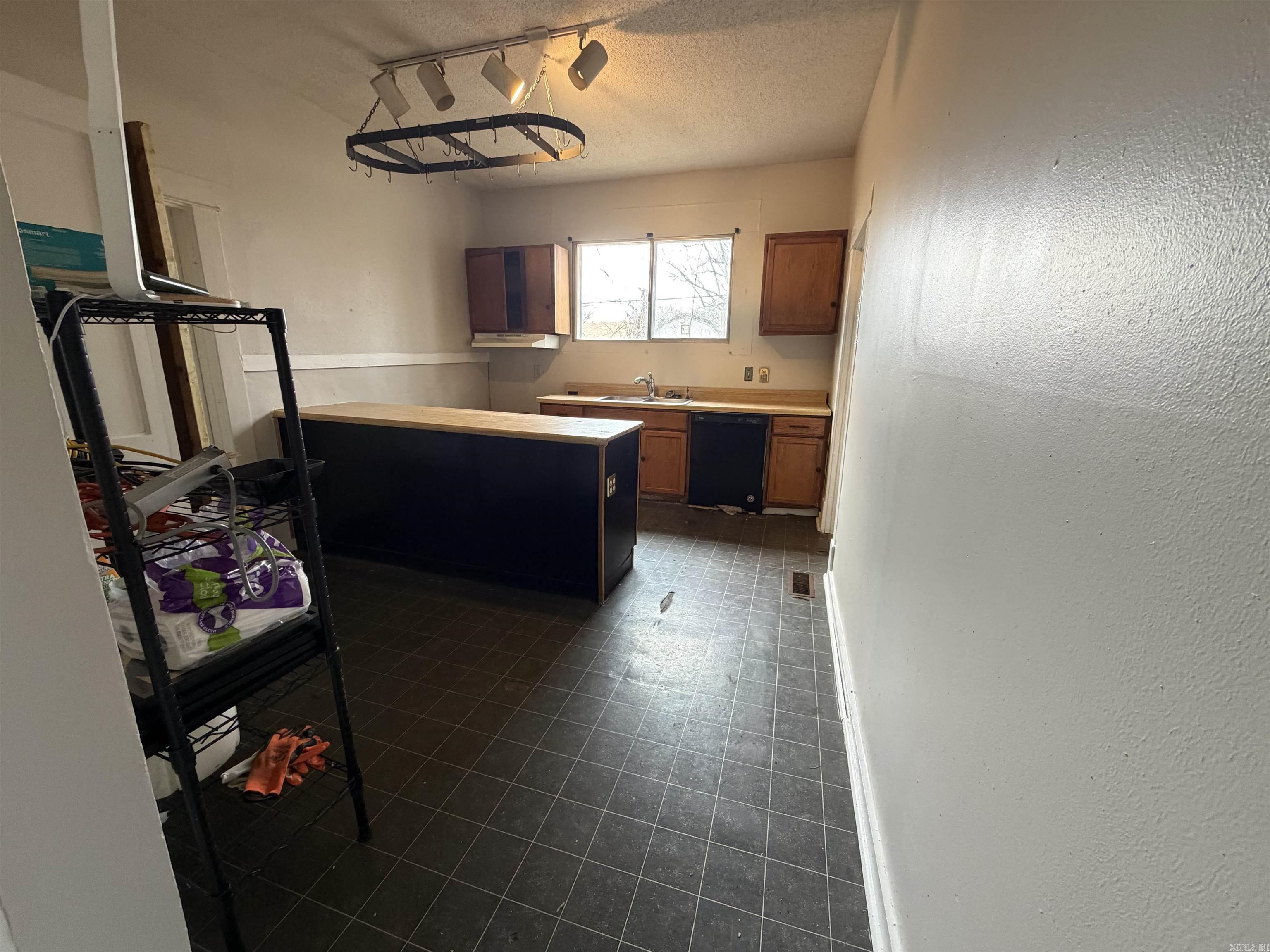 2010 S Summit Street Property Photo 9