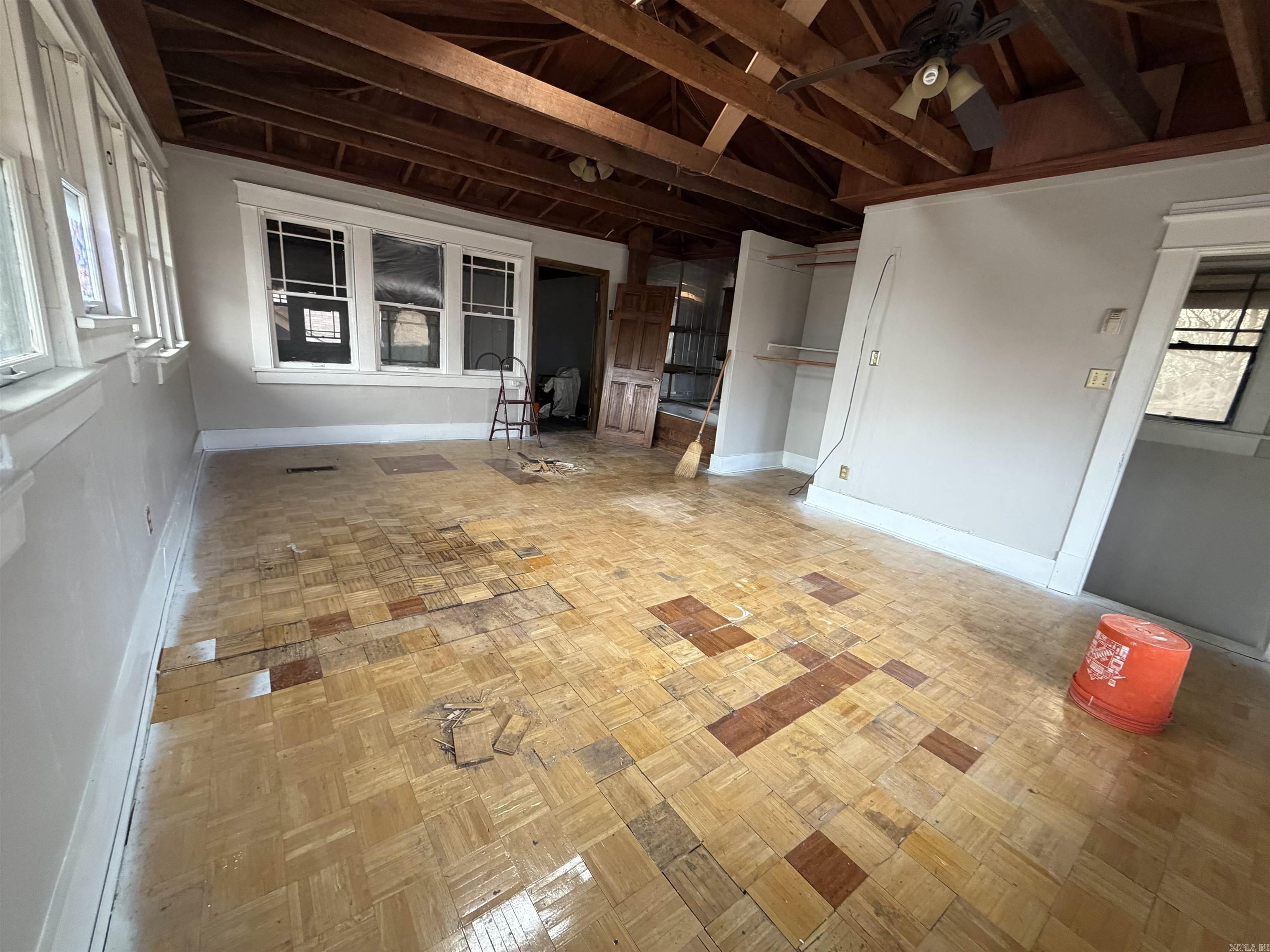 2010 S Summit Street Property Photo 13