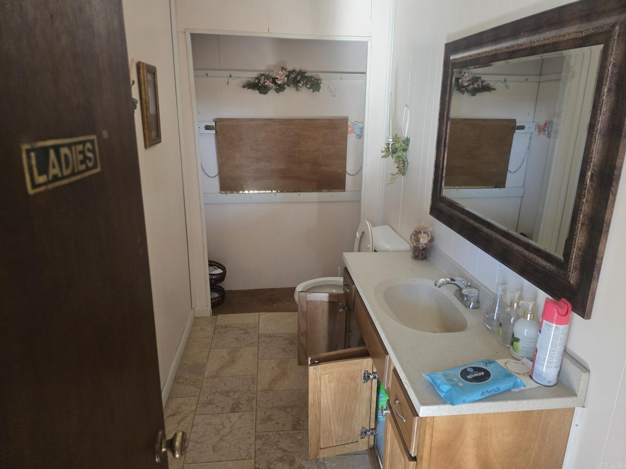 409 Division South Street Property Photo 7
