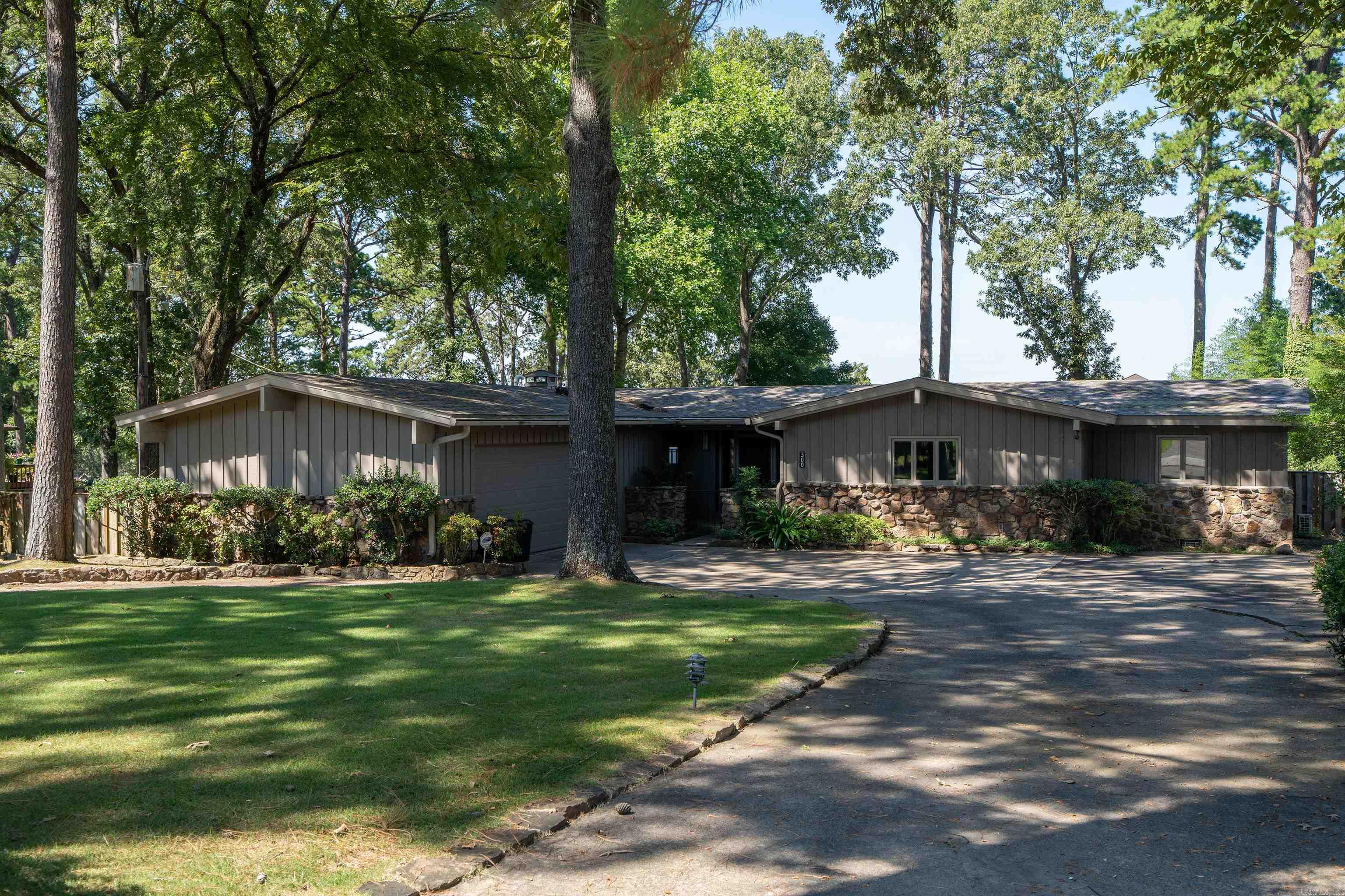 300 Bellview Drive Property Photo 1