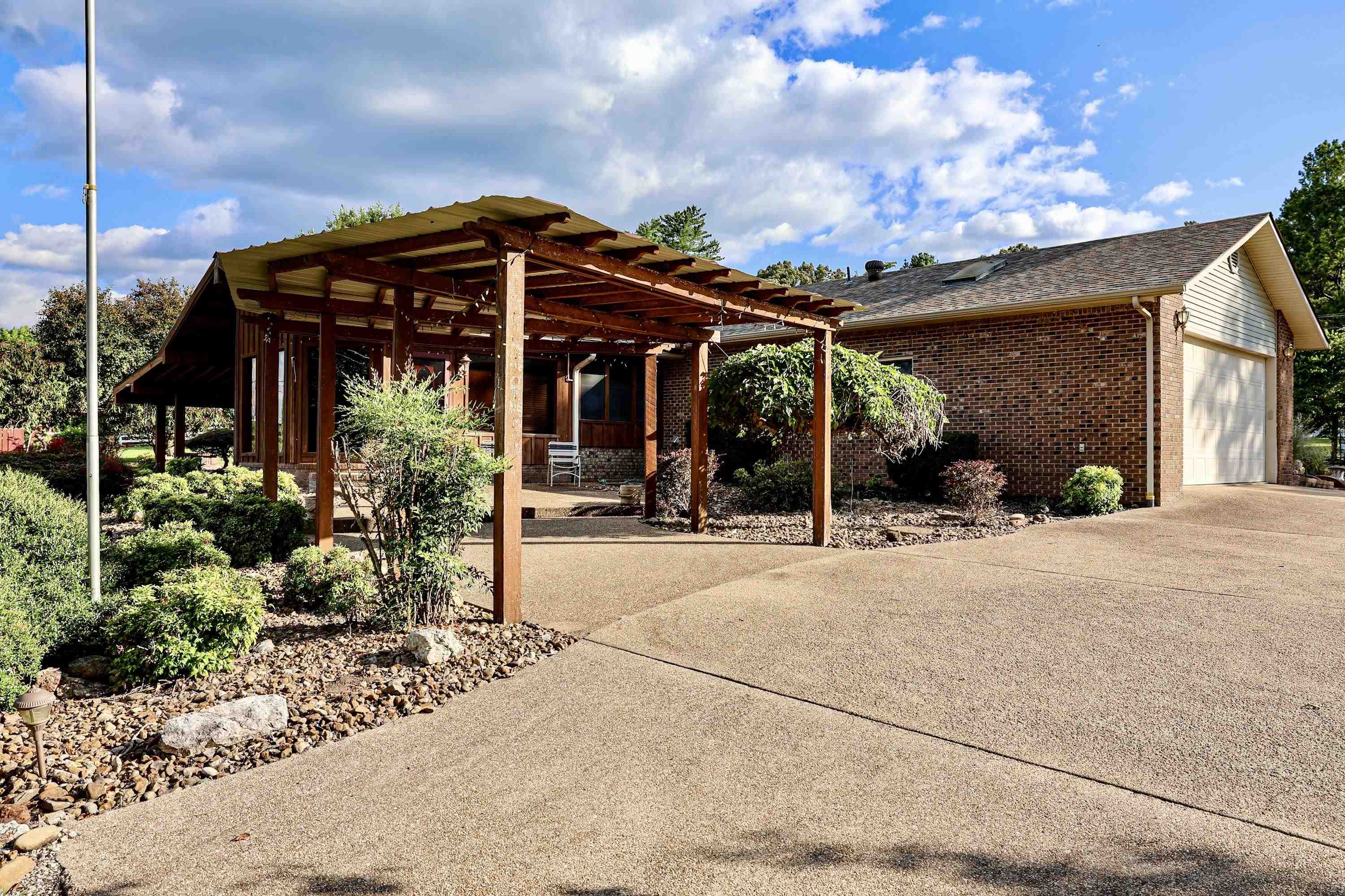 382 Riverview Drive Property Photo 4