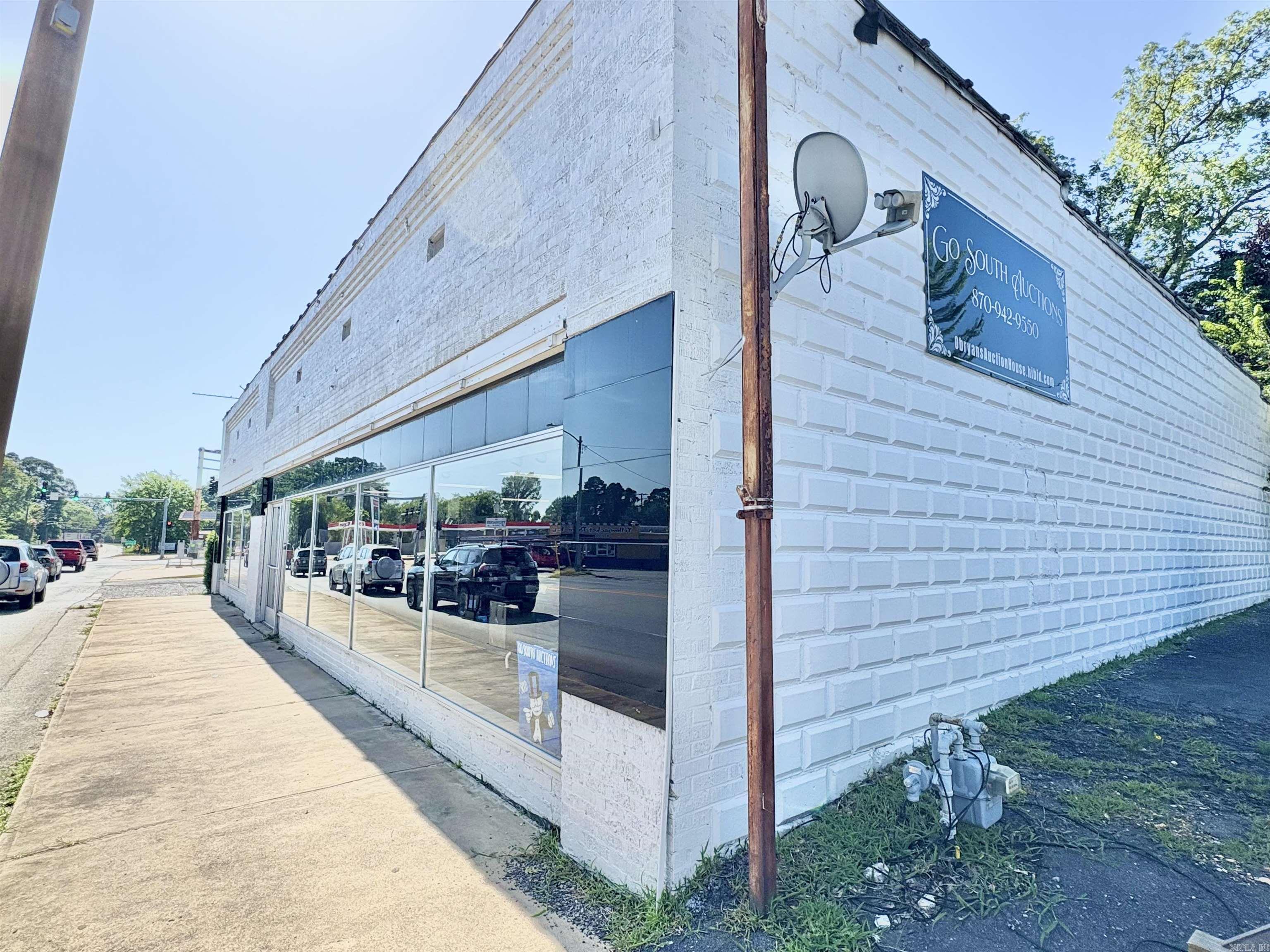 105 E Center Street Property Photo 4