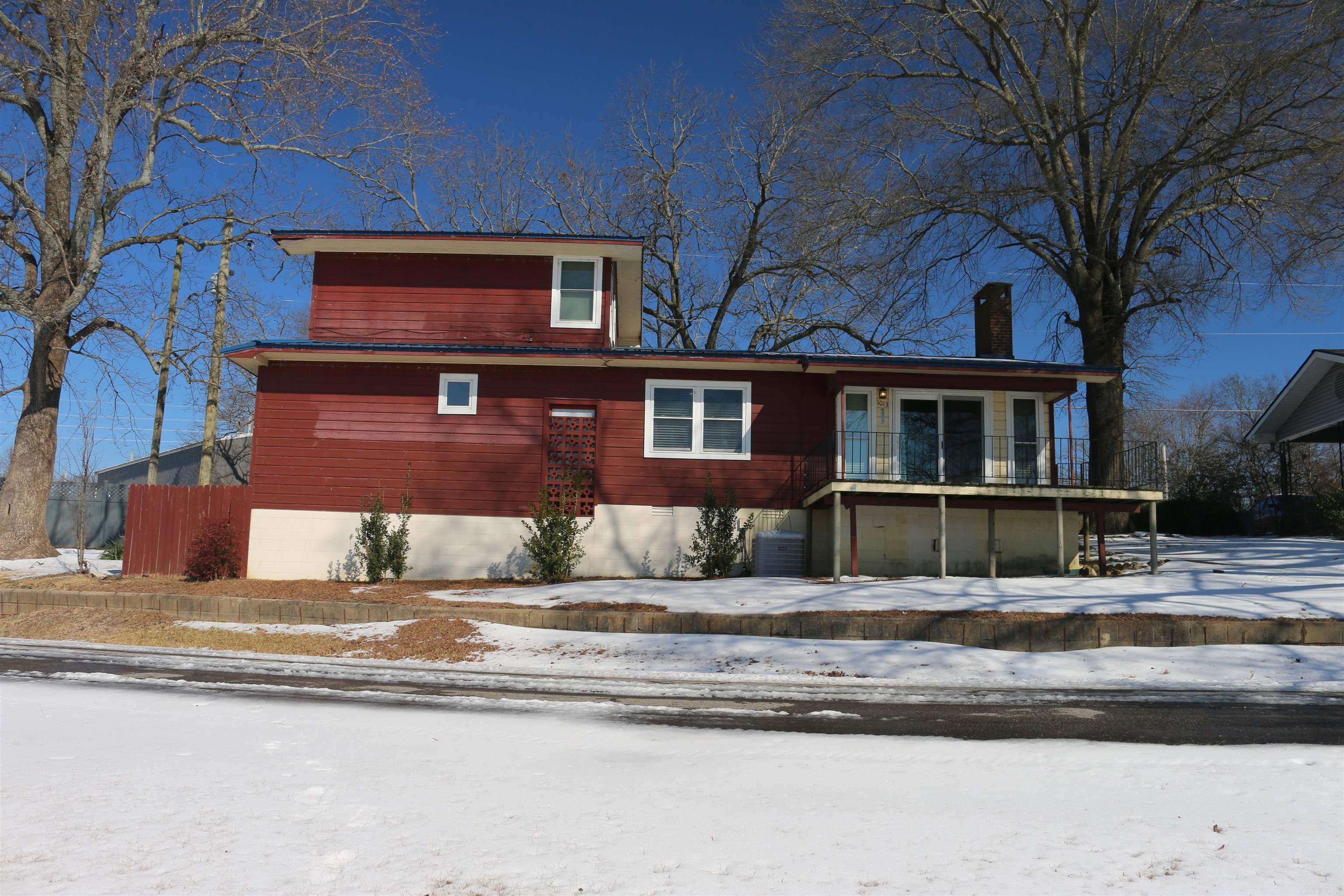 1013 Lakeside Drive Property Photo 1