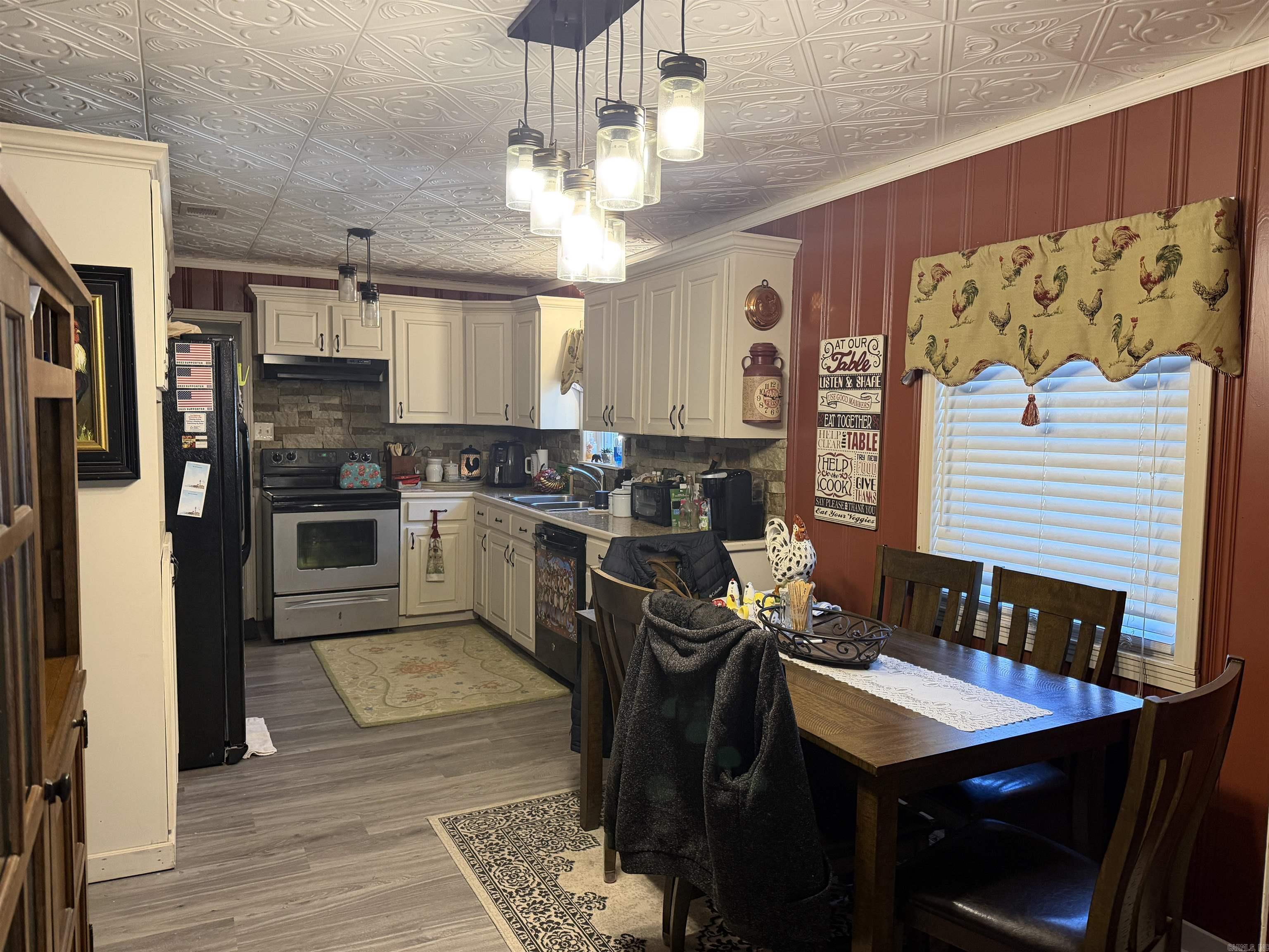 512 West Street Property Photo 8