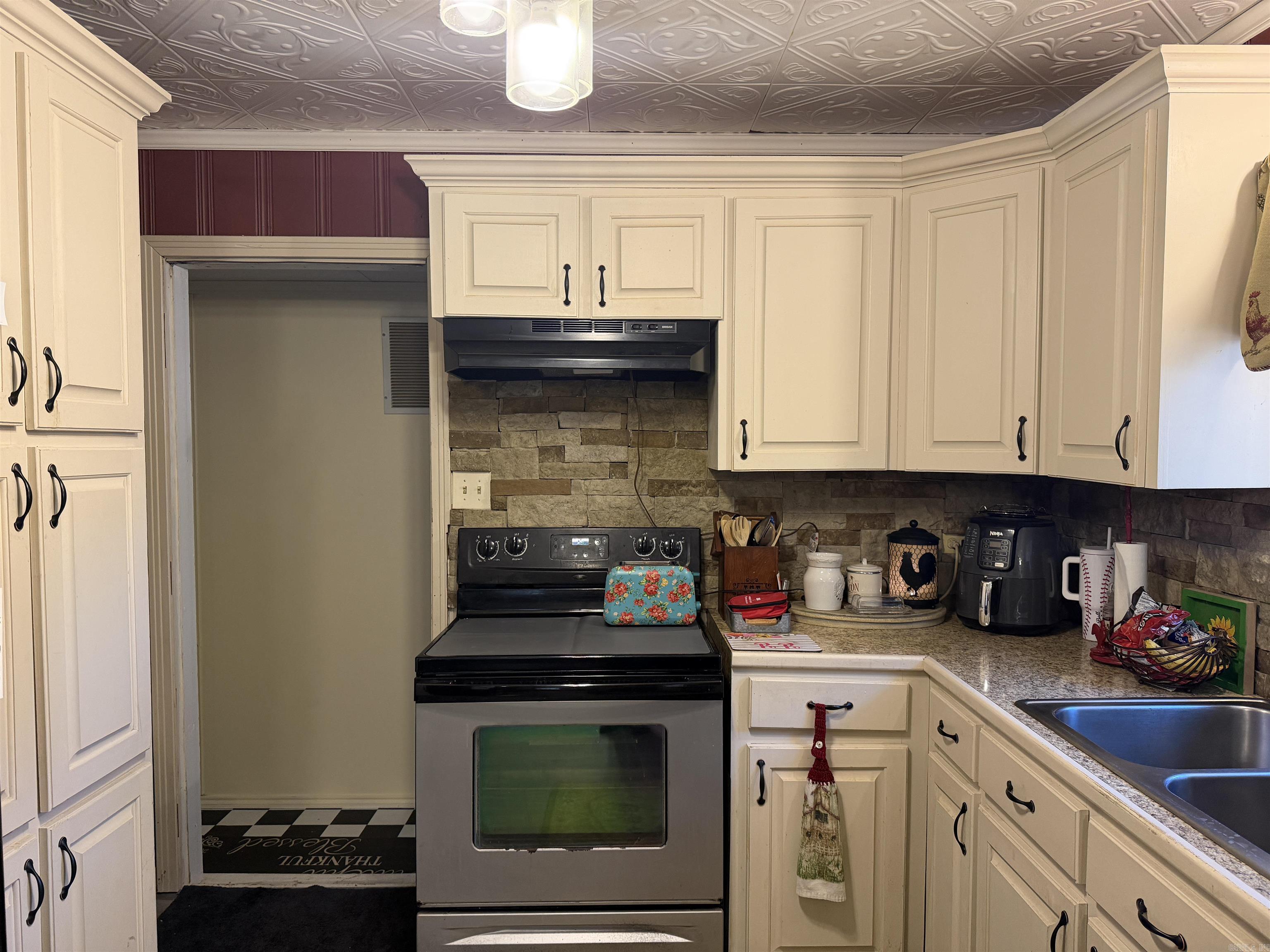 512 West Street Property Photo 11