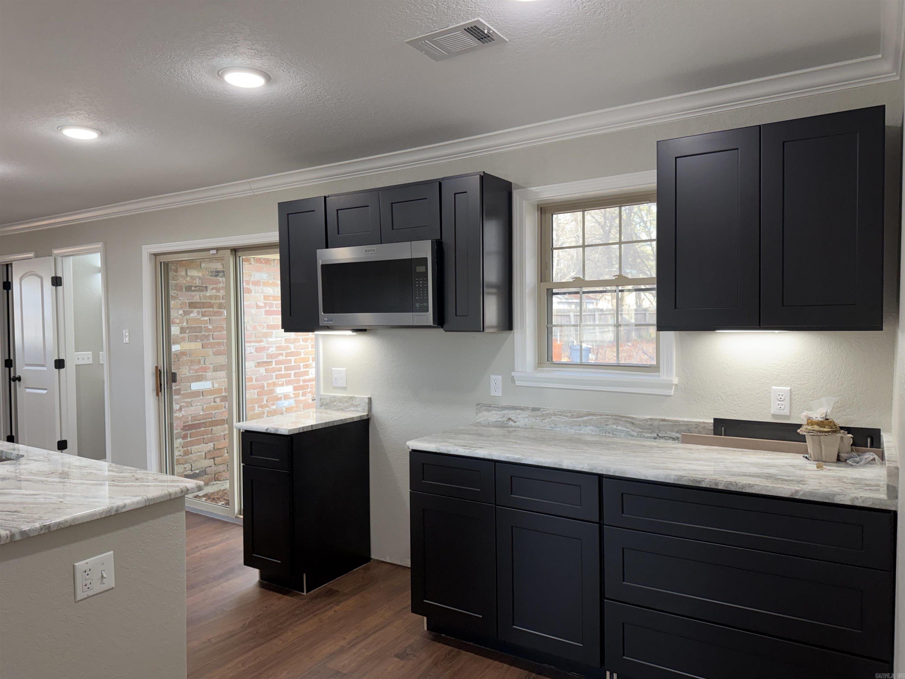 3119 S Catalpa Property Photo 4