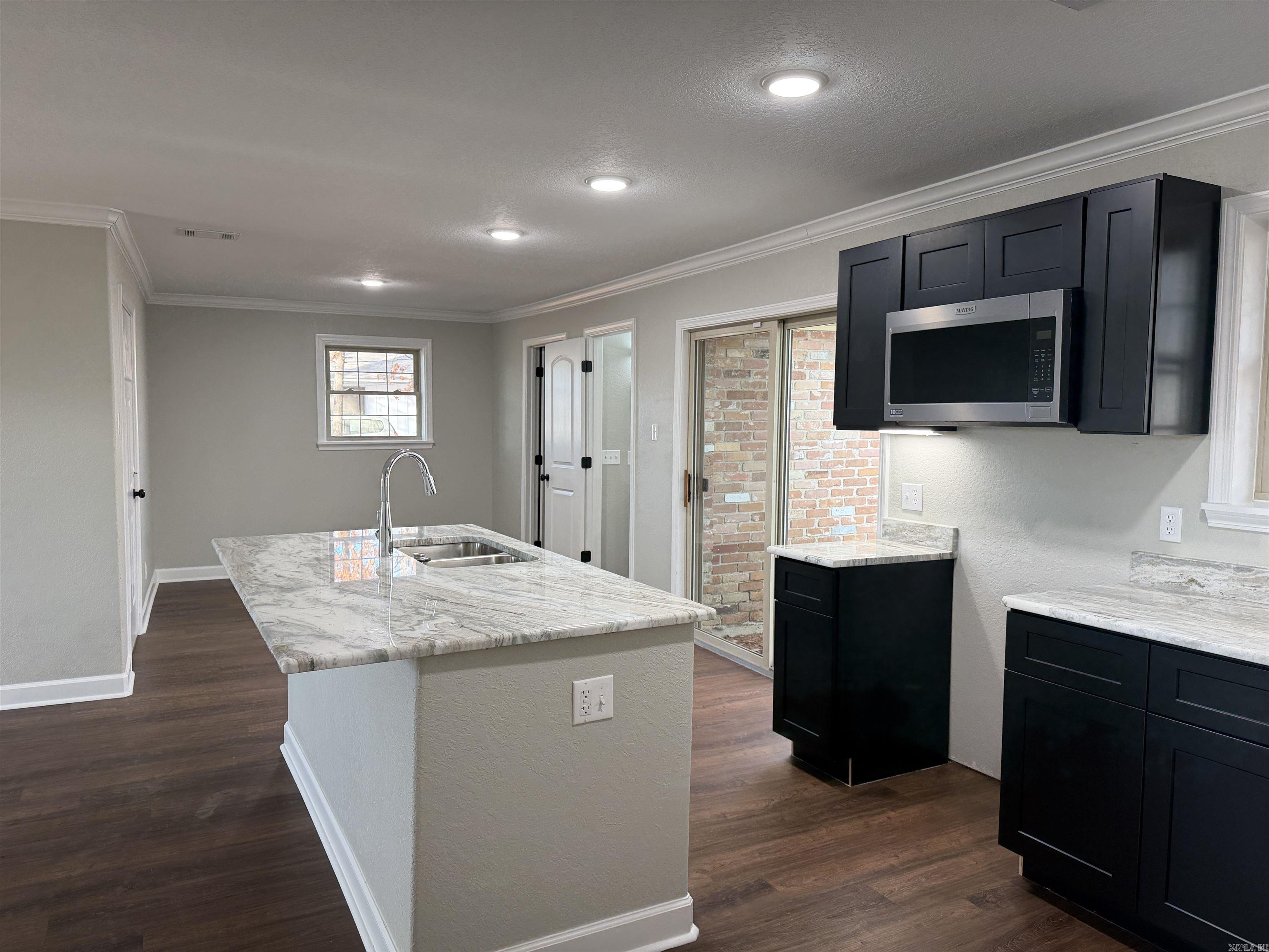 3119 S Catalpa Property Photo 5