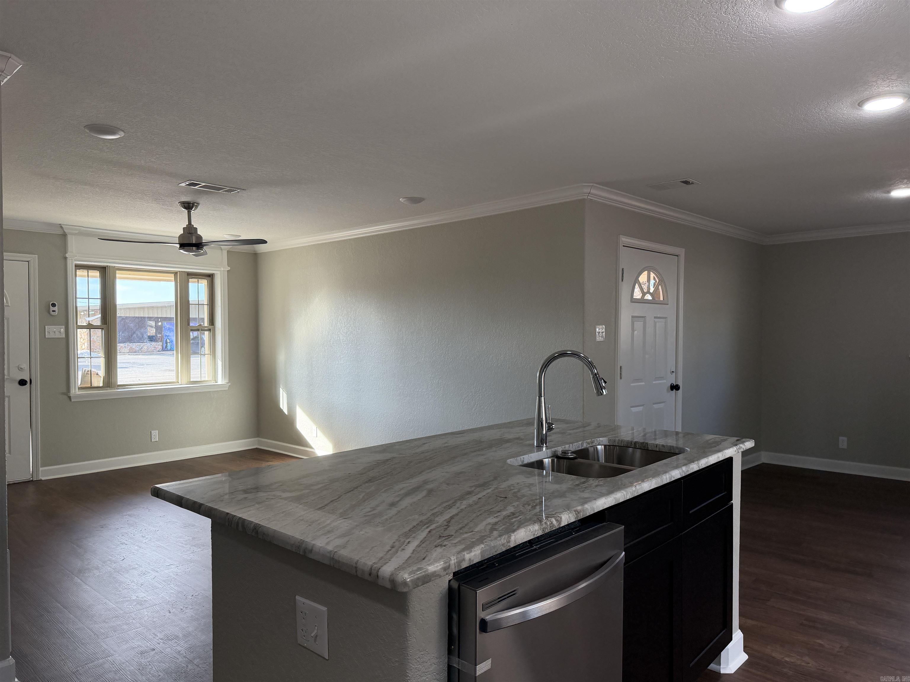 3119 S Catalpa Property Photo 6