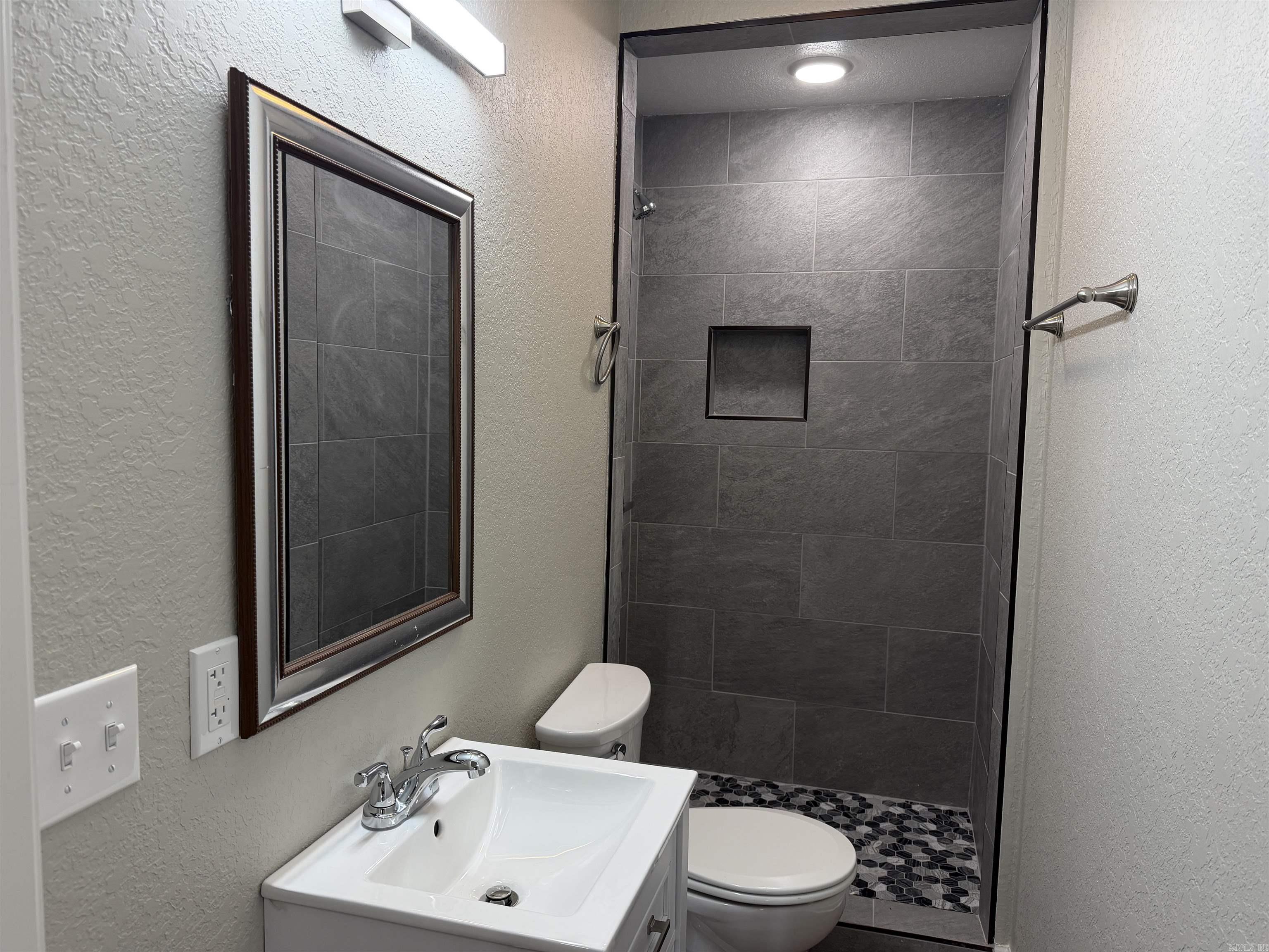 3119 S Catalpa Property Photo 8