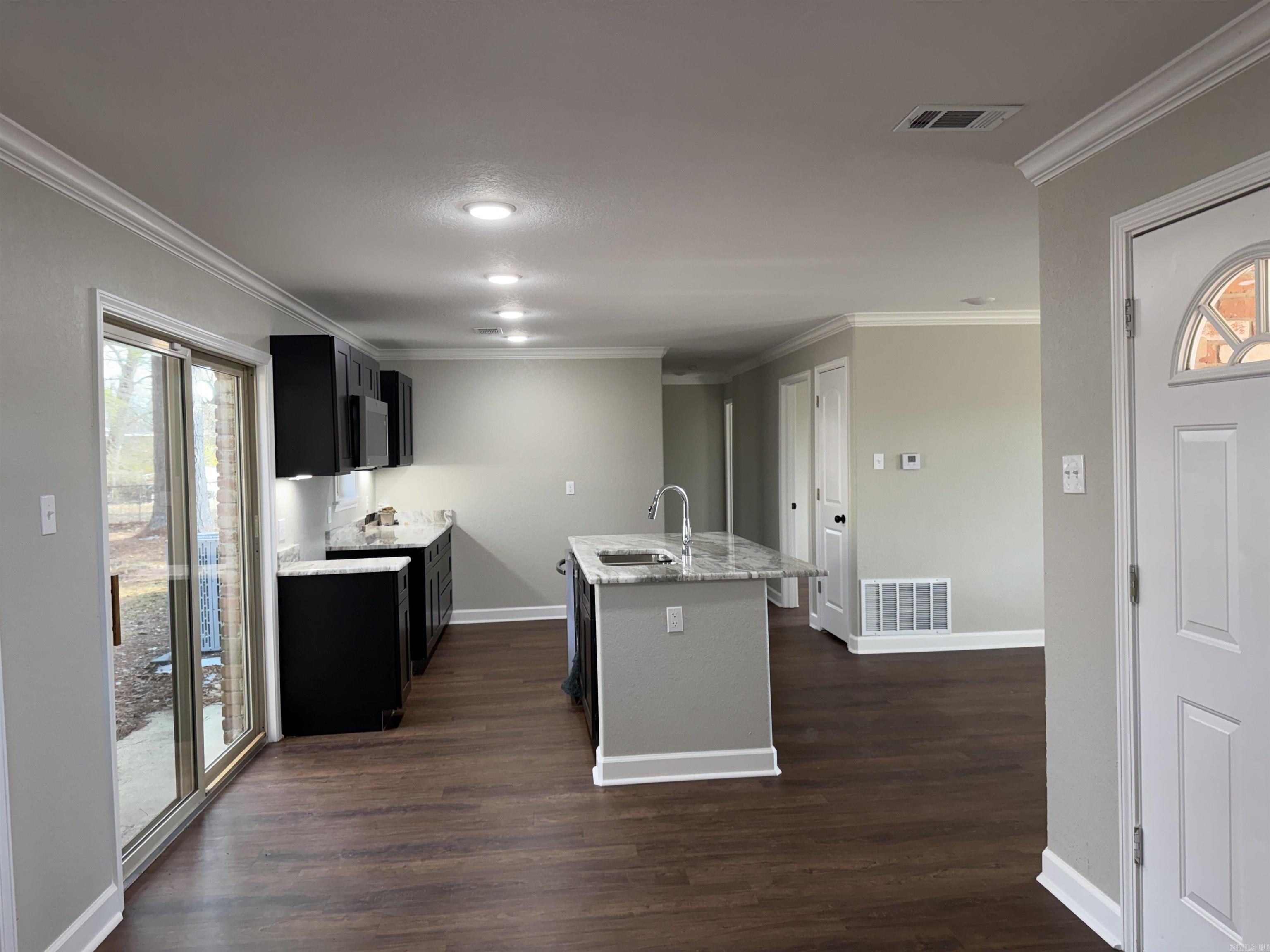 3119 S Catalpa Property Photo 10