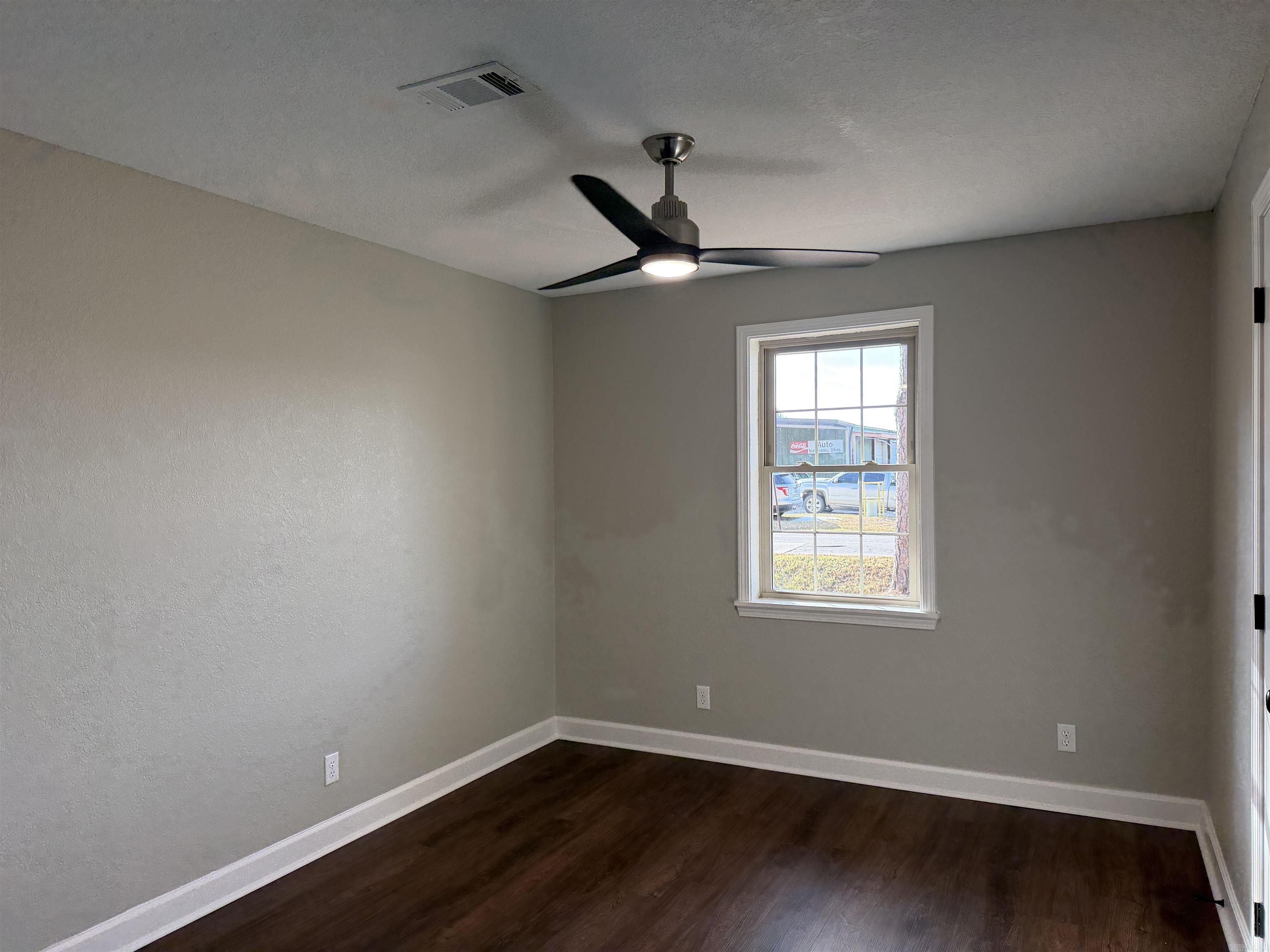 3119 S Catalpa Property Photo 11