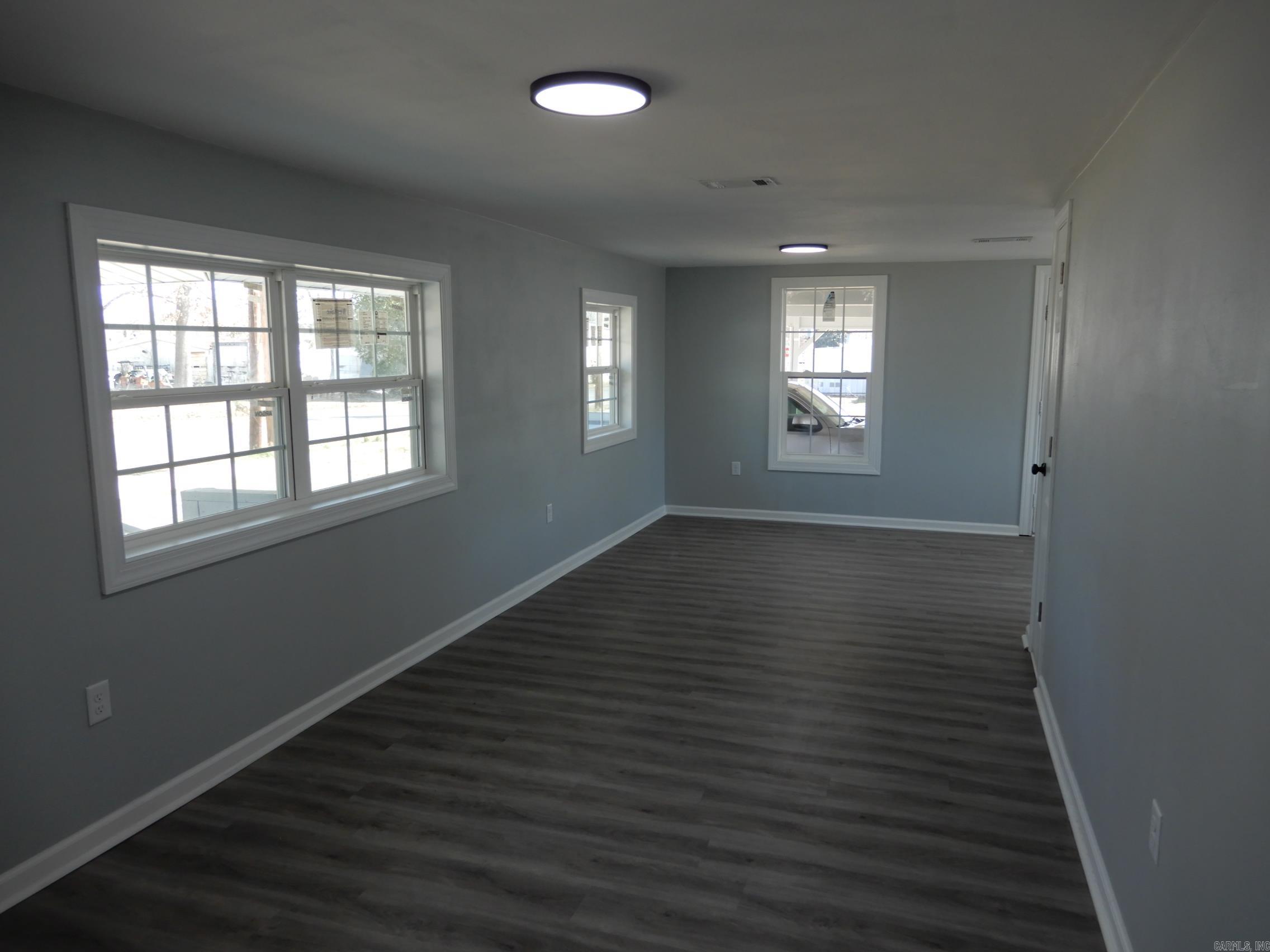 107 N Wilks Property Photo 6