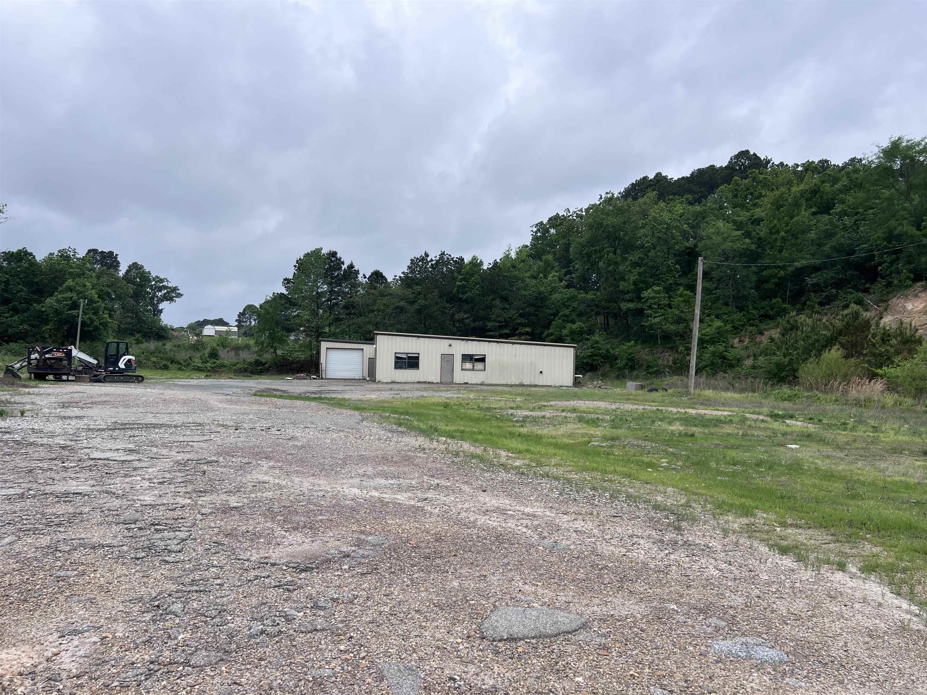 1966 Airport Rd Property Photo 3