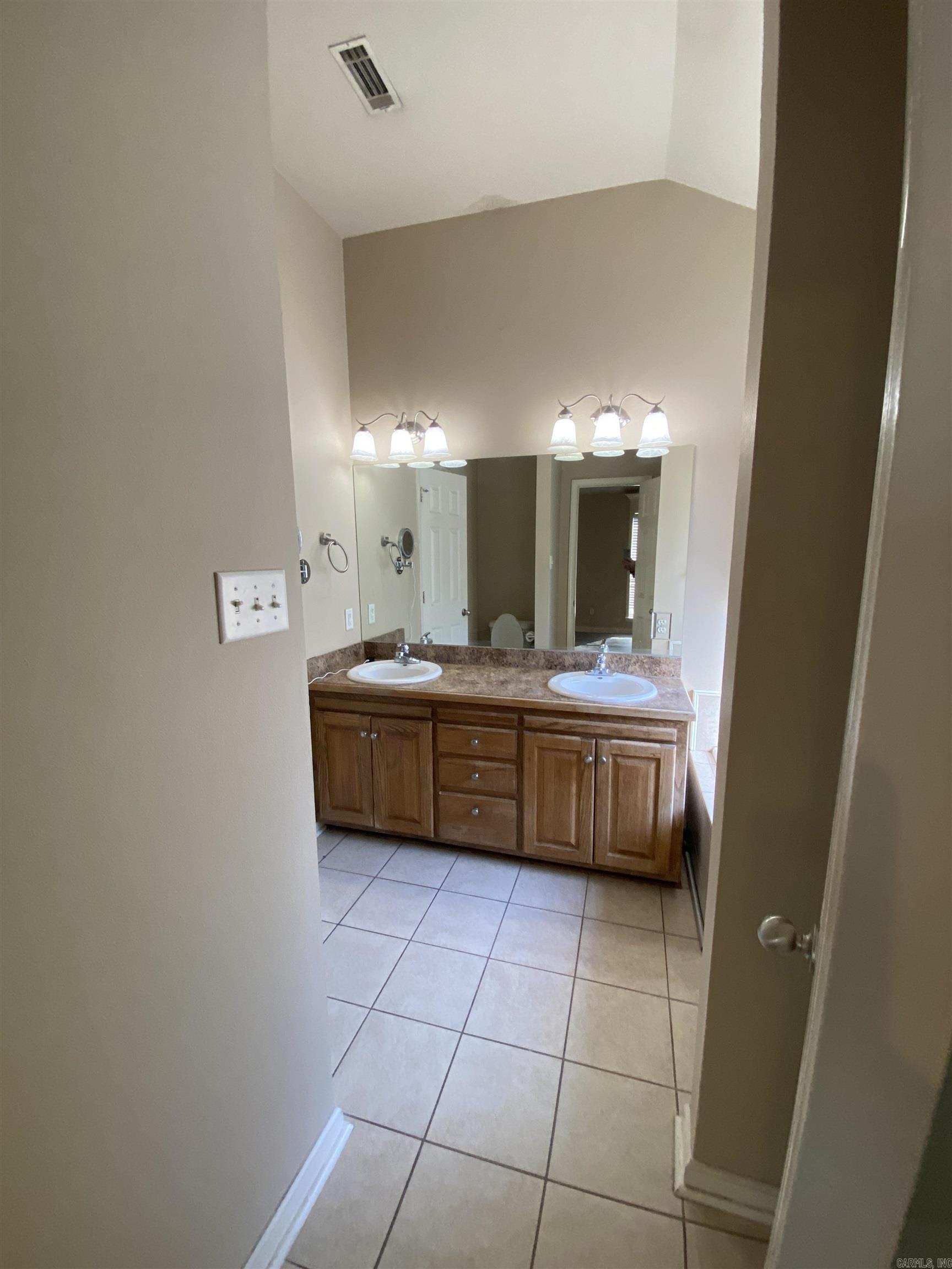 1906 Leander Drive Property Photo 9