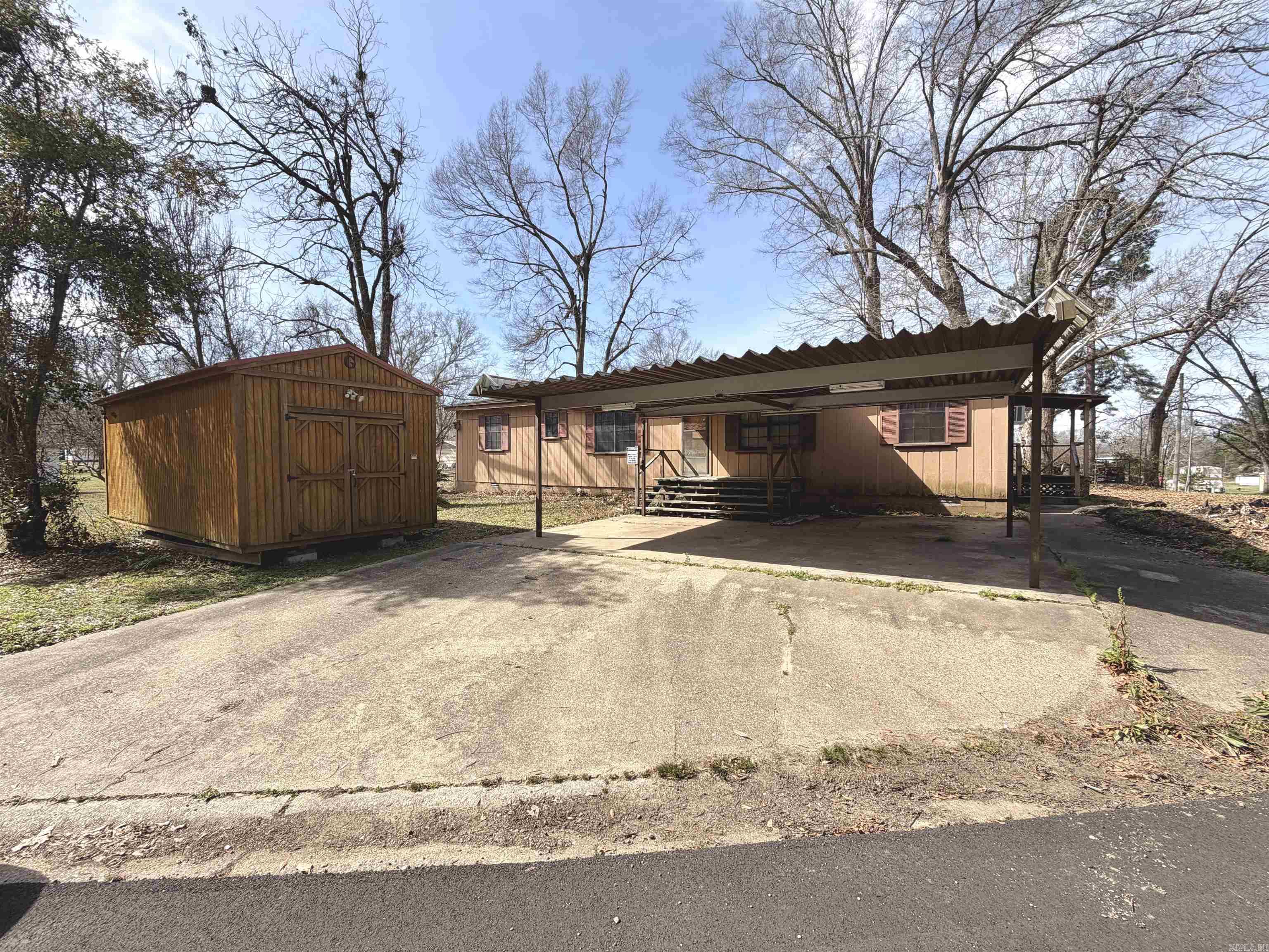 110 N Peach Property Photo 1