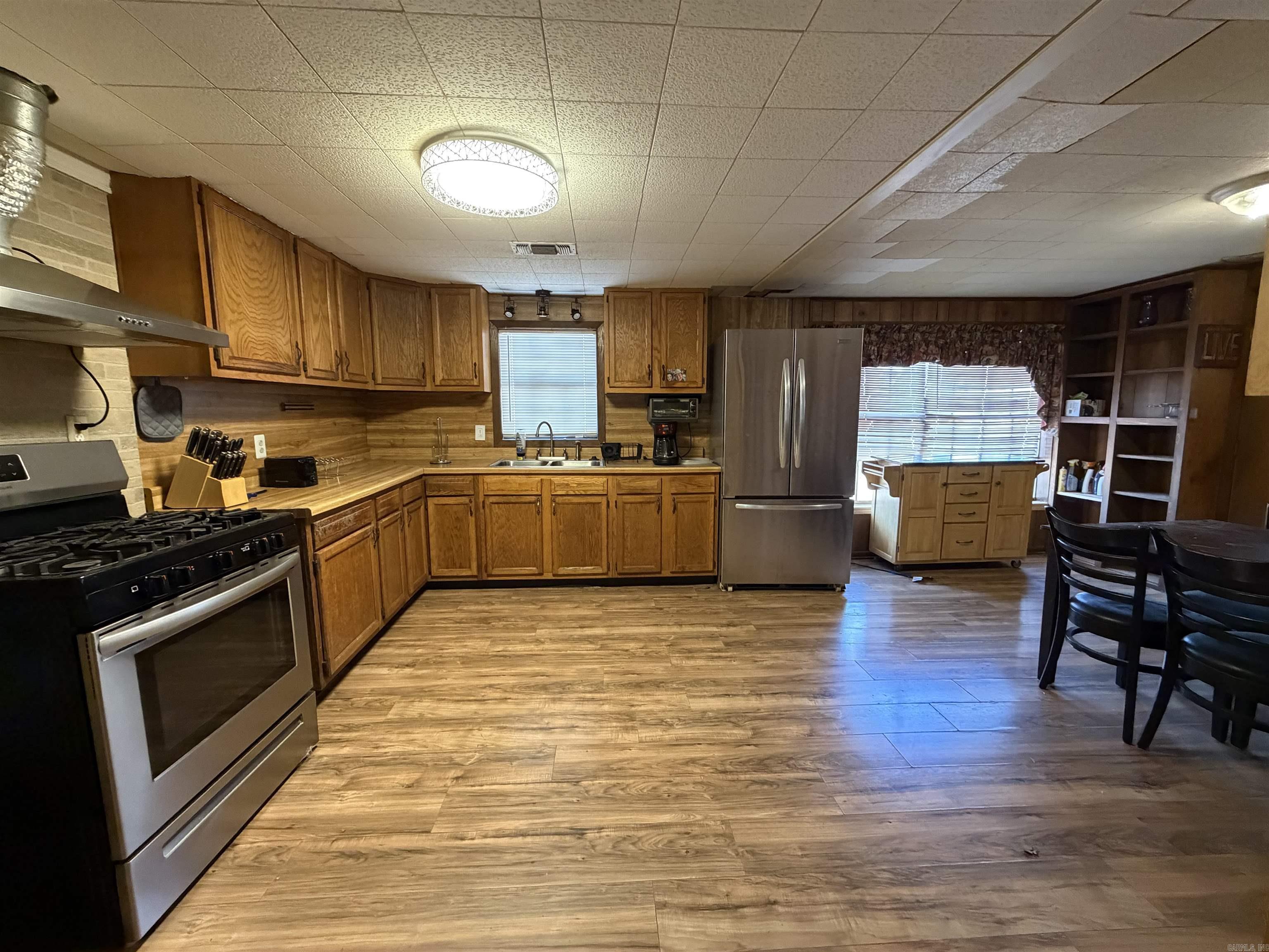 110 N Peach Property Photo 3