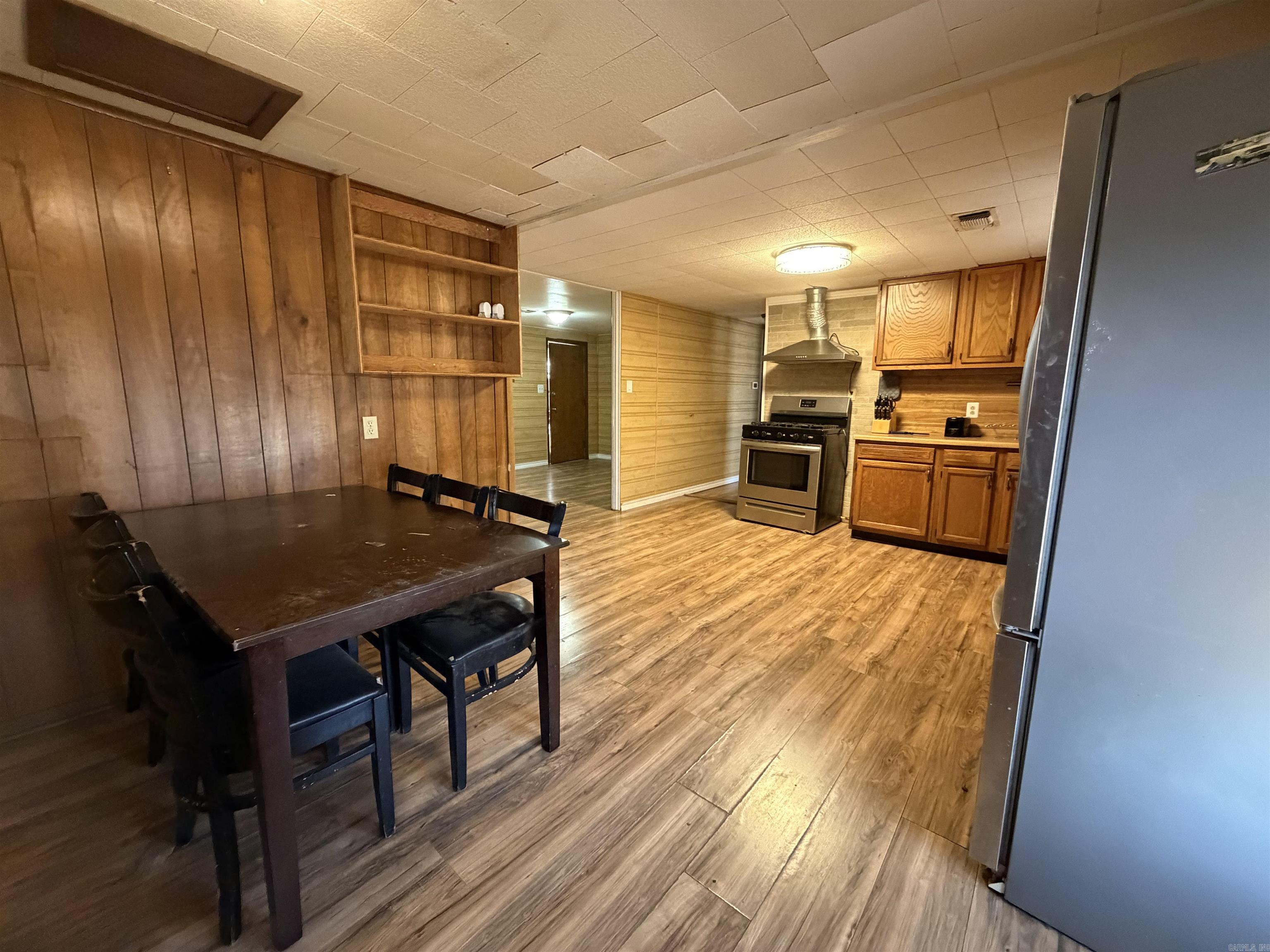 110 N Peach Property Photo 4