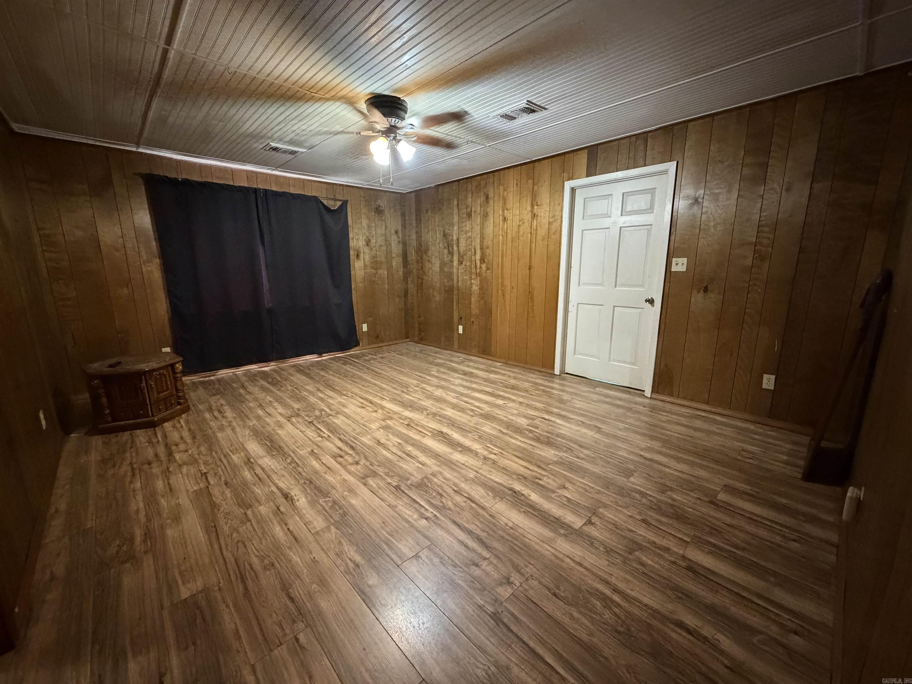 110 N Peach Property Photo 11