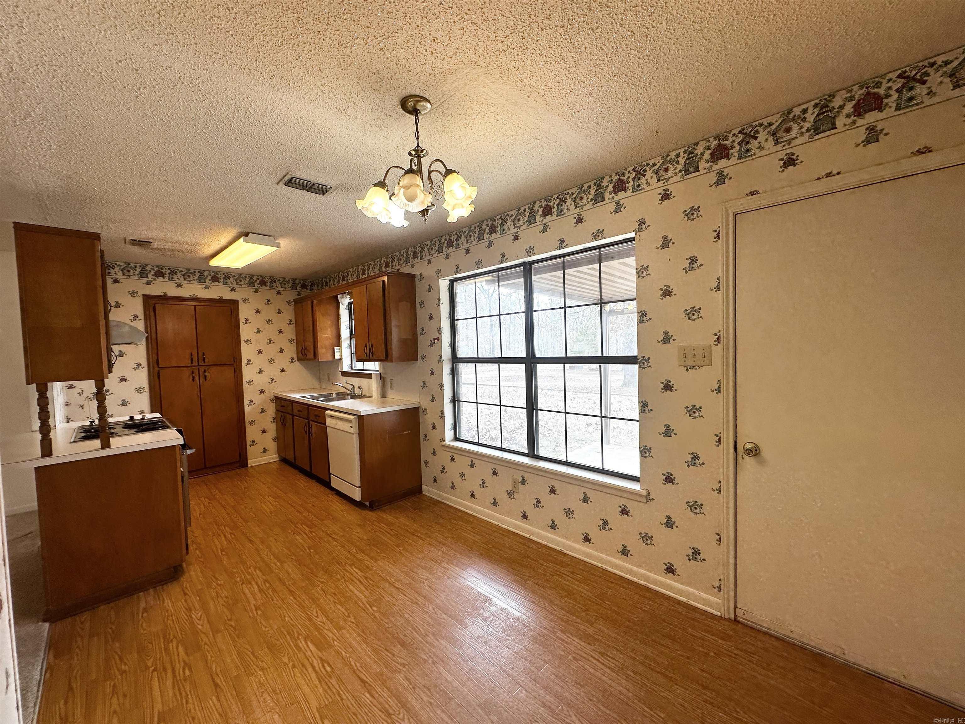 507 Oak Trail Property Photo 6