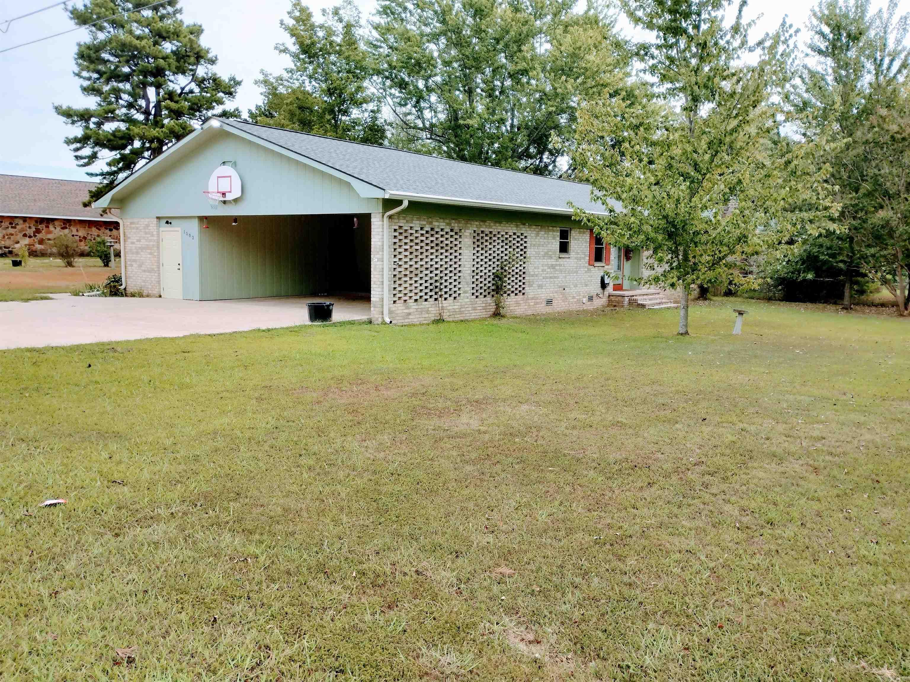1502 Cynthia St Property Photo 3