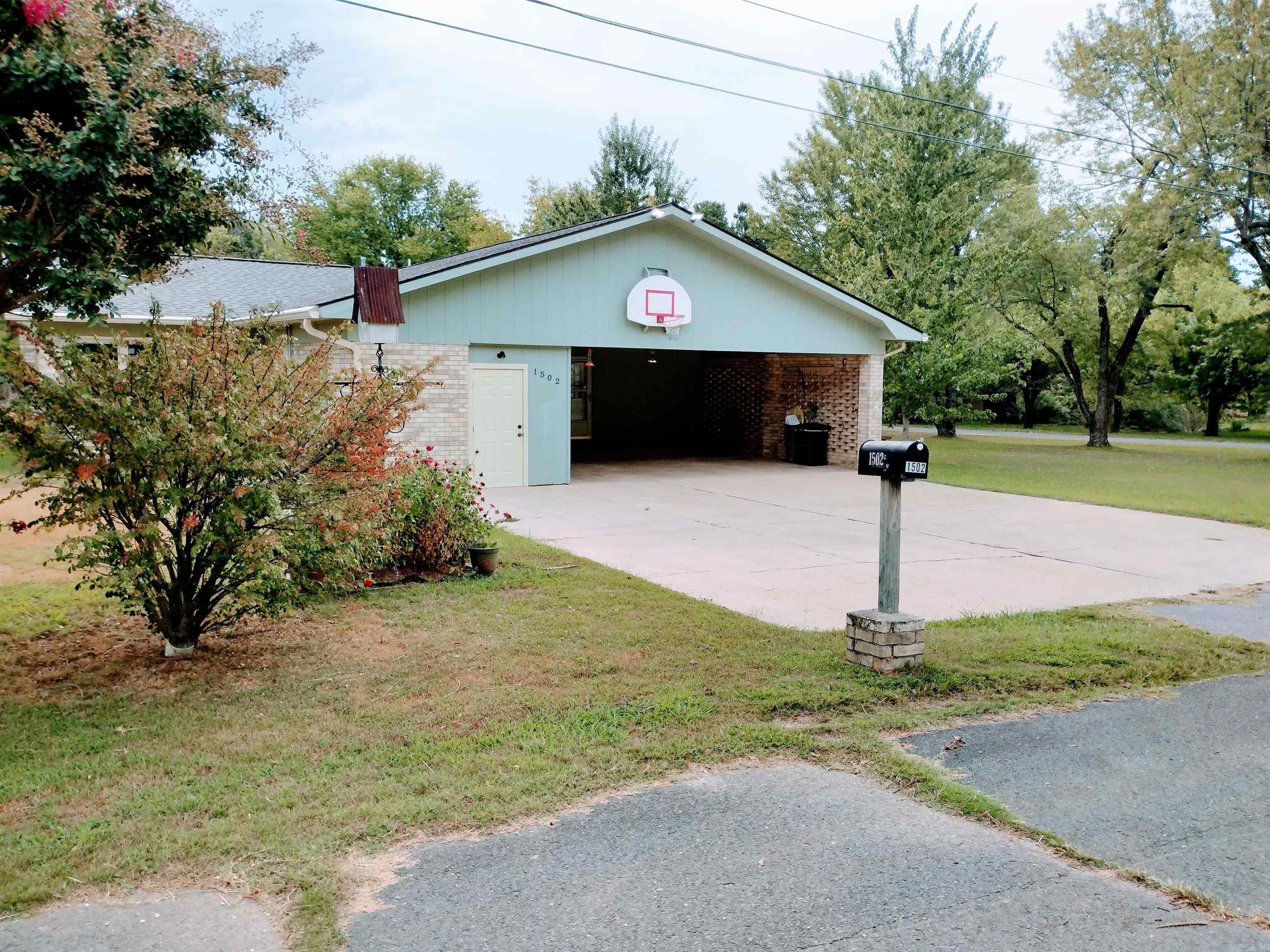 1502 Cynthia St Property Photo 5