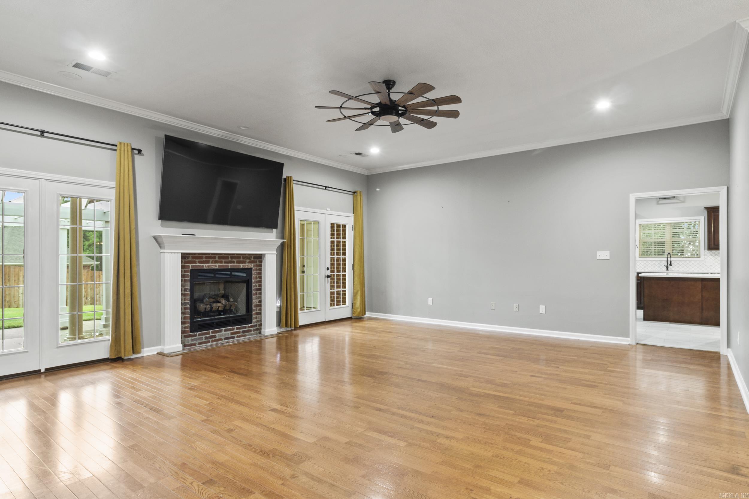 1321 E Martin Drive Property Photo 8