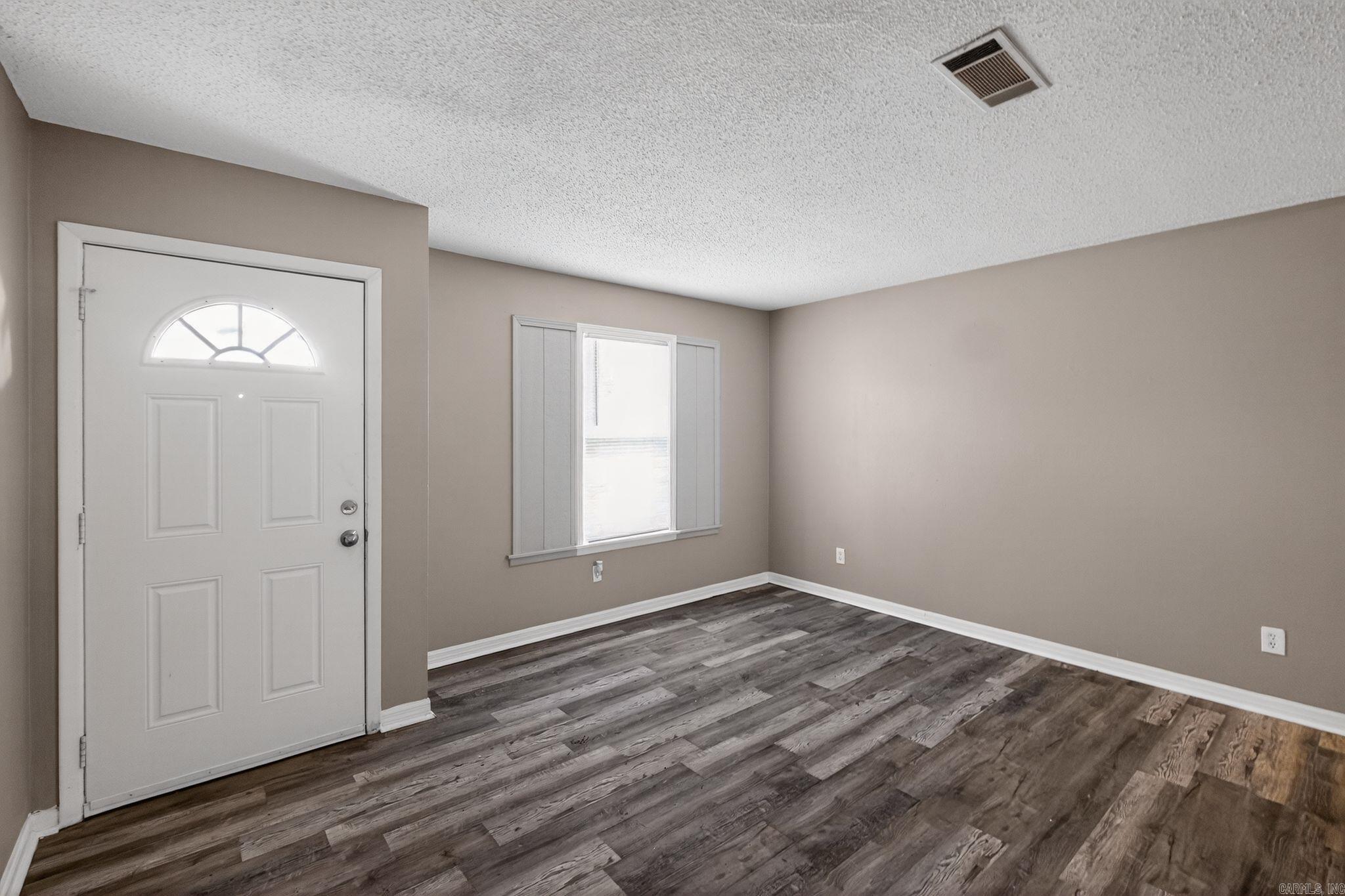 6 Wagon Circle Property Photo 2