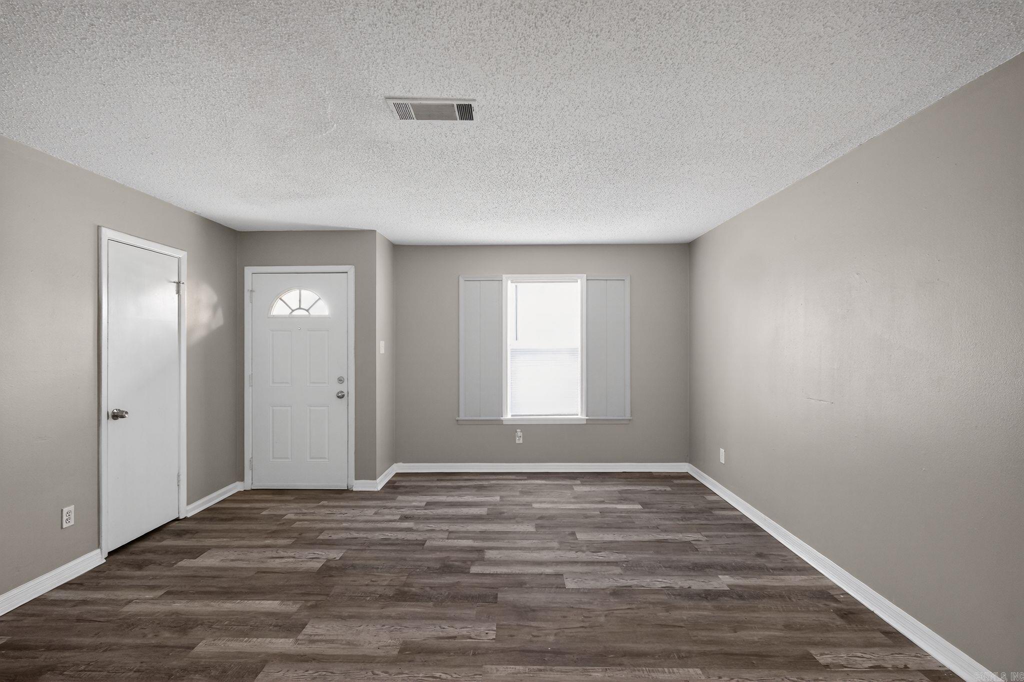 6 Wagon Circle Property Photo 4