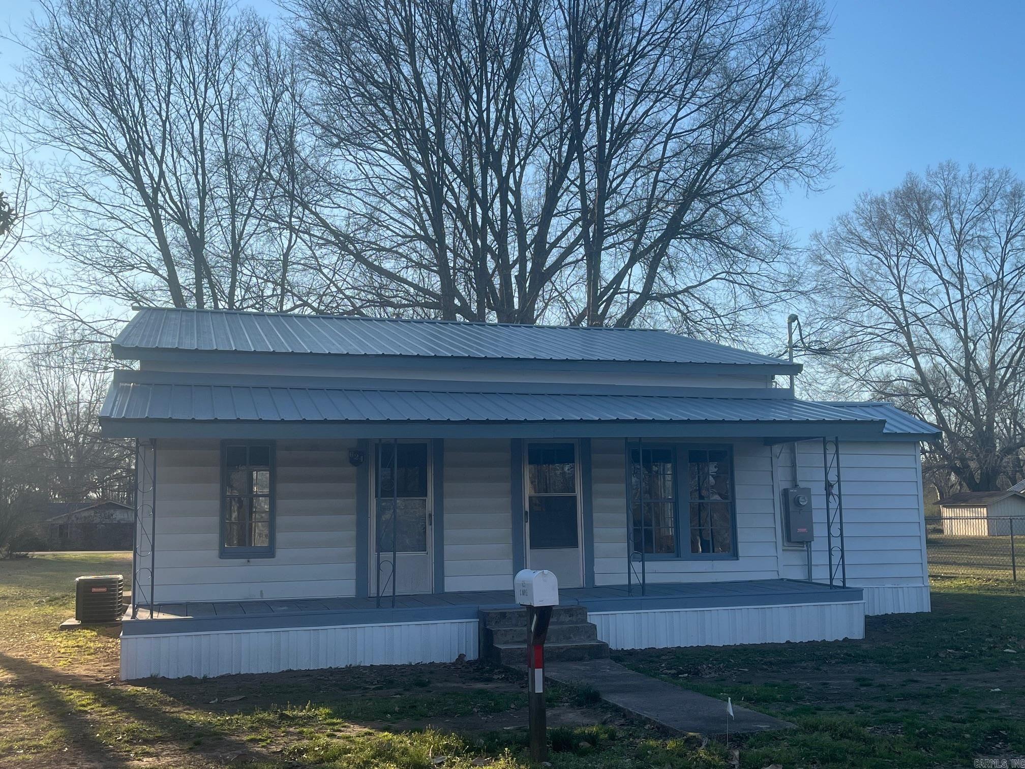 624 S Maple Street Property Photo 1