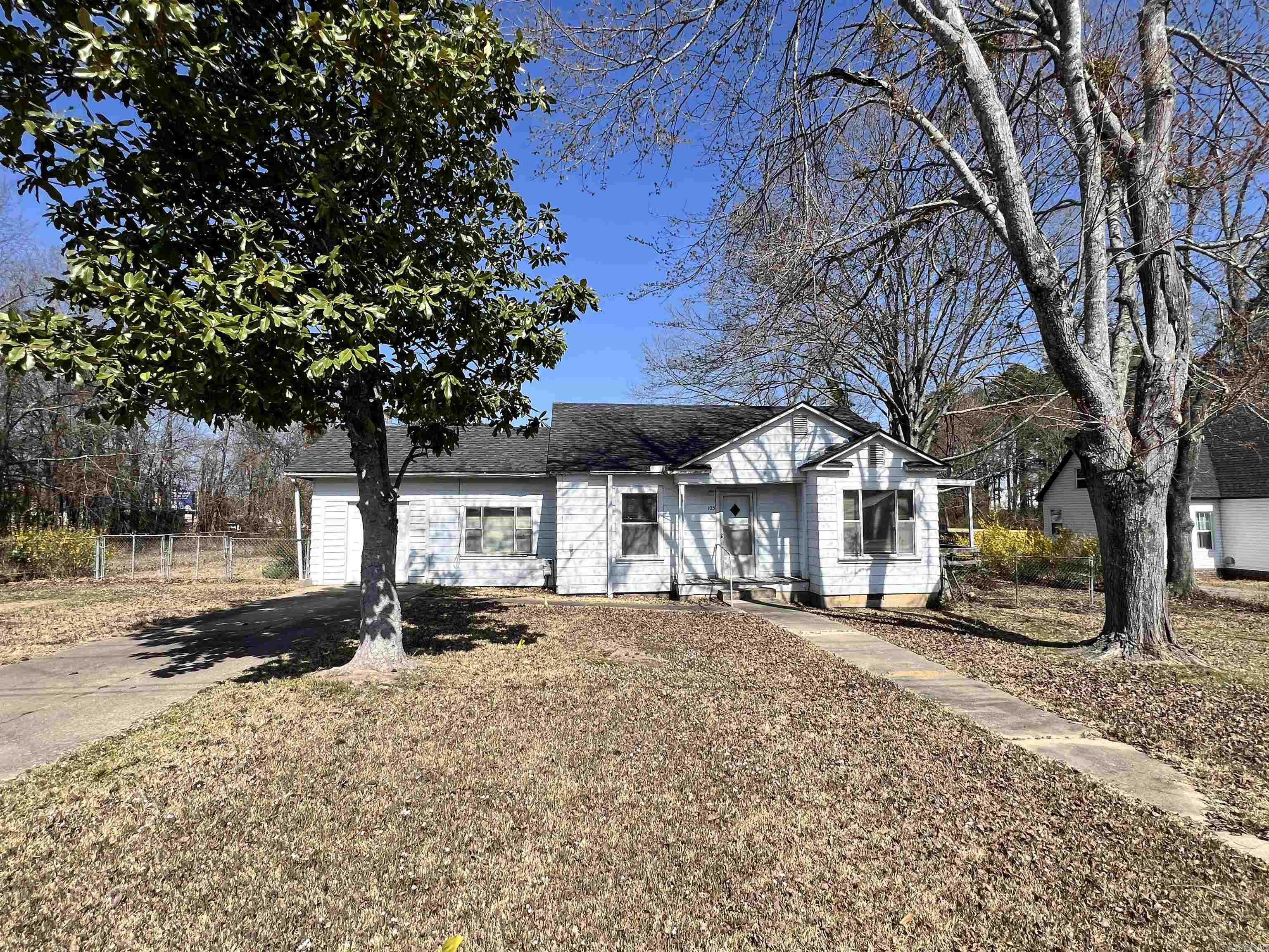 103 E Victory Street Property Photo 1