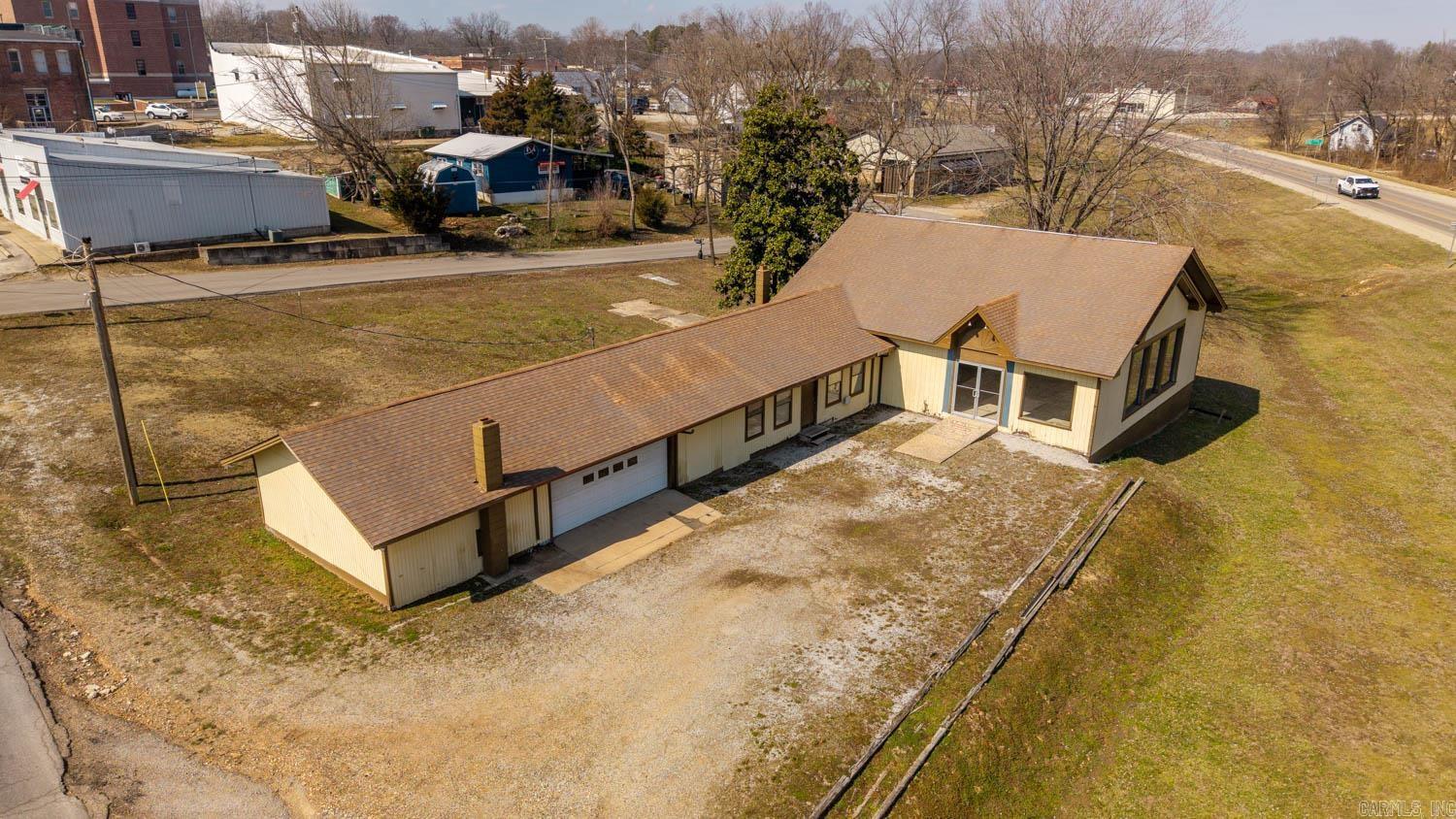 105 Couch Street Property Photo 4