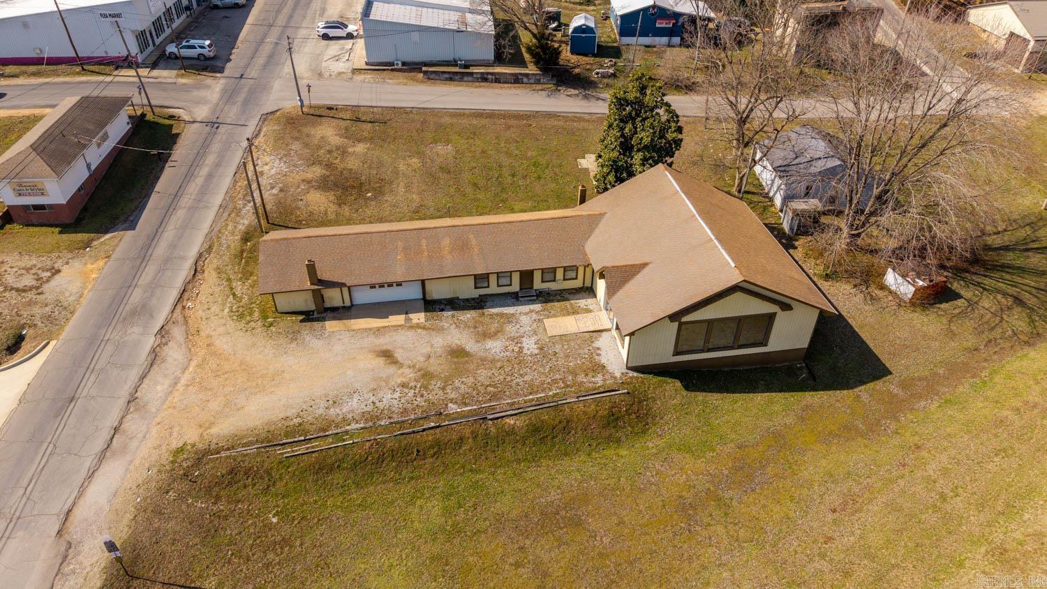105 Couch Street Property Photo 8