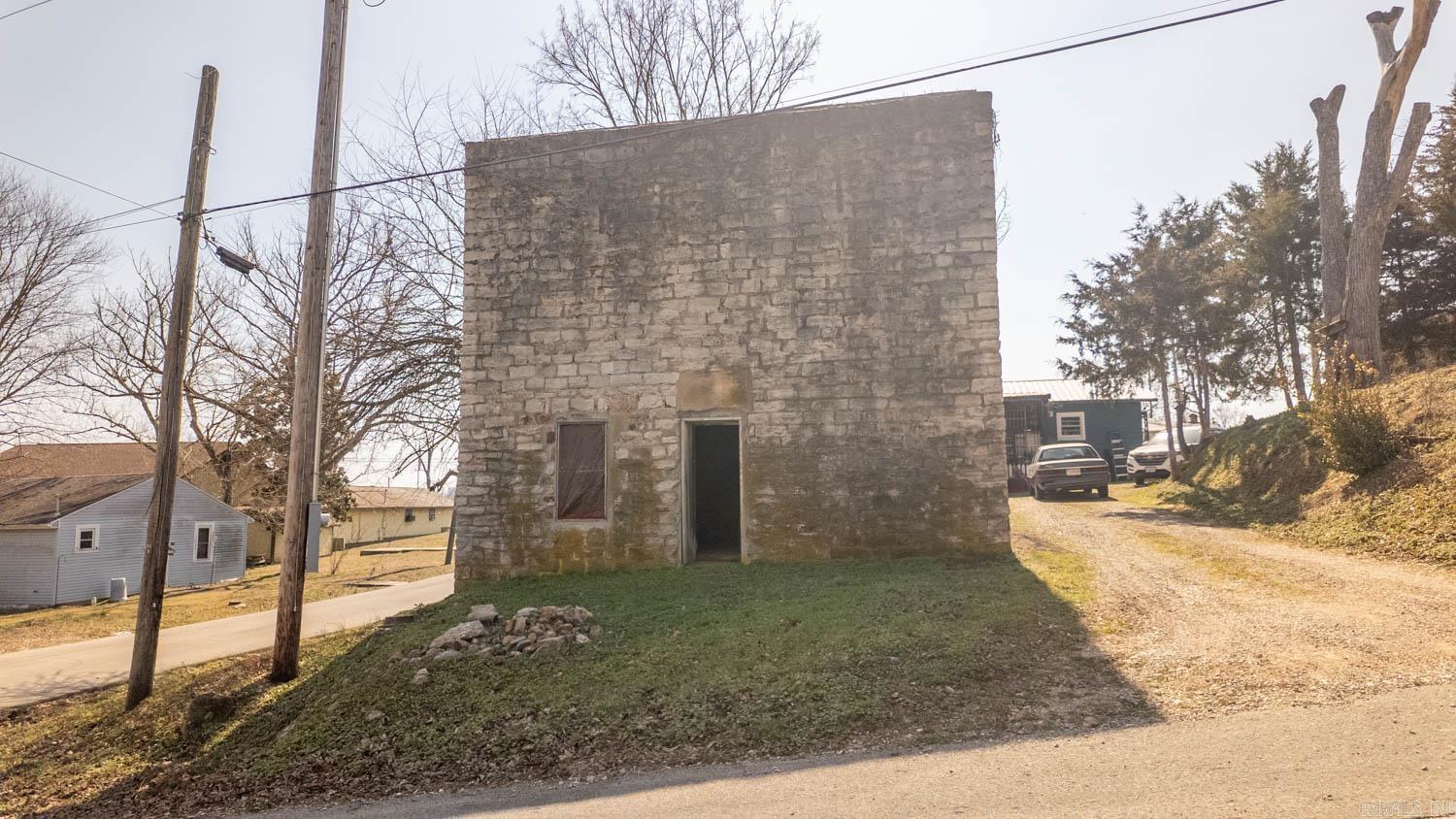 105 Couch Street Property Photo 27