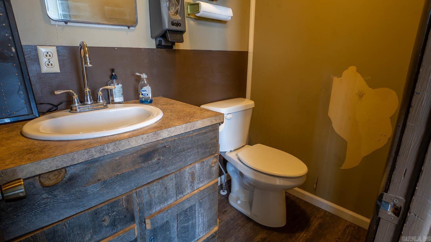 105 Couch Street Property Photo 44