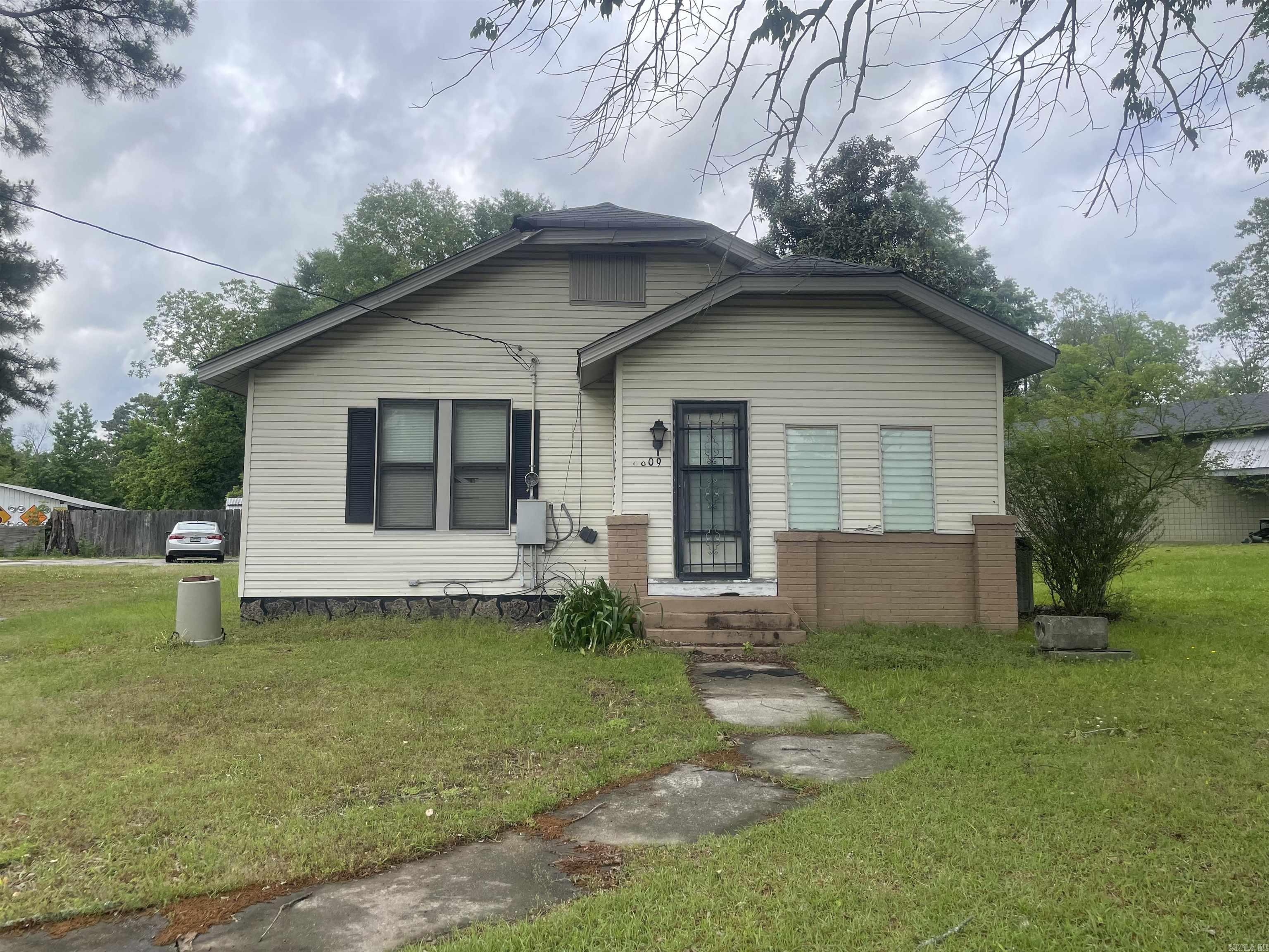 8809 270 Highway Property Photo 1