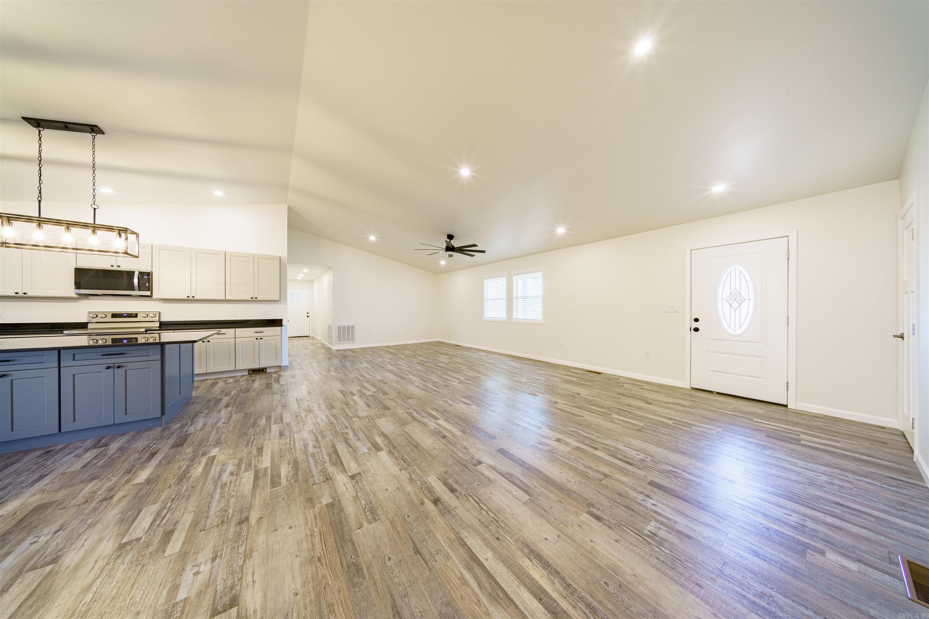 30 Lynndale Dr Property Photo 7