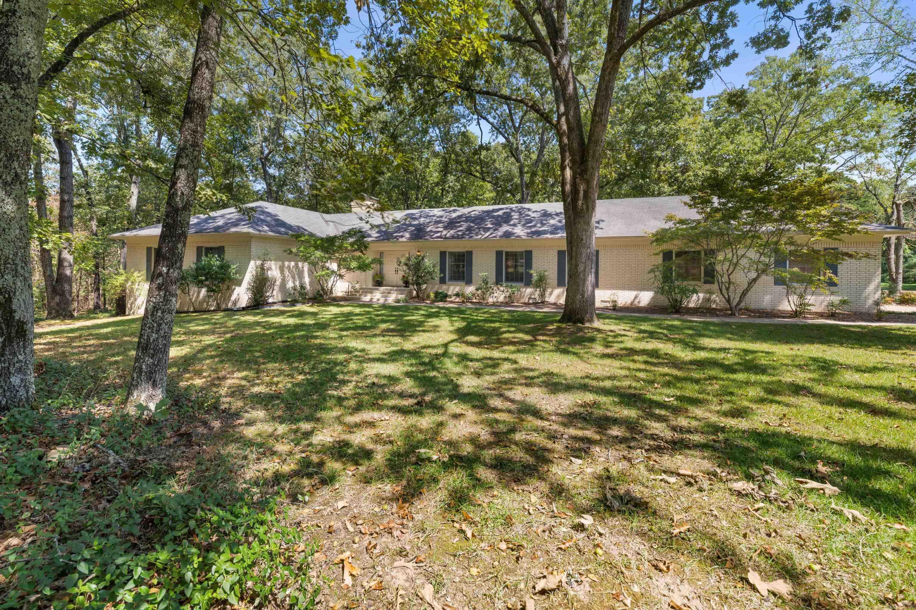 1104 Wildwood Ln. Property Photo 1