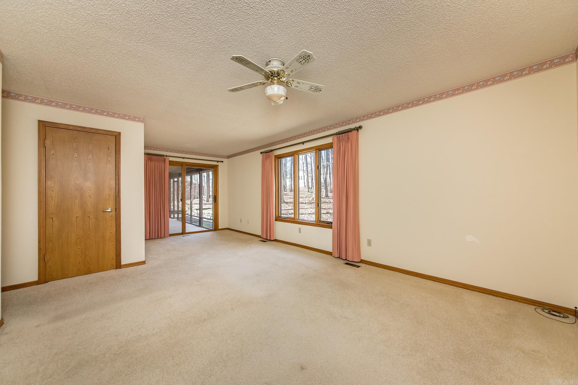 318 Castle Ridge Heights Property Photo 18