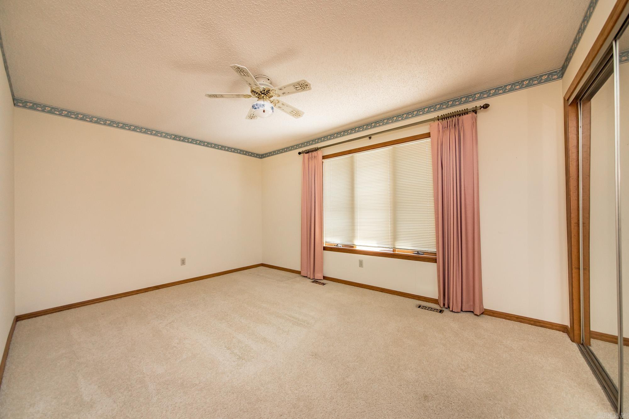 318 Castle Ridge Heights Property Photo 27