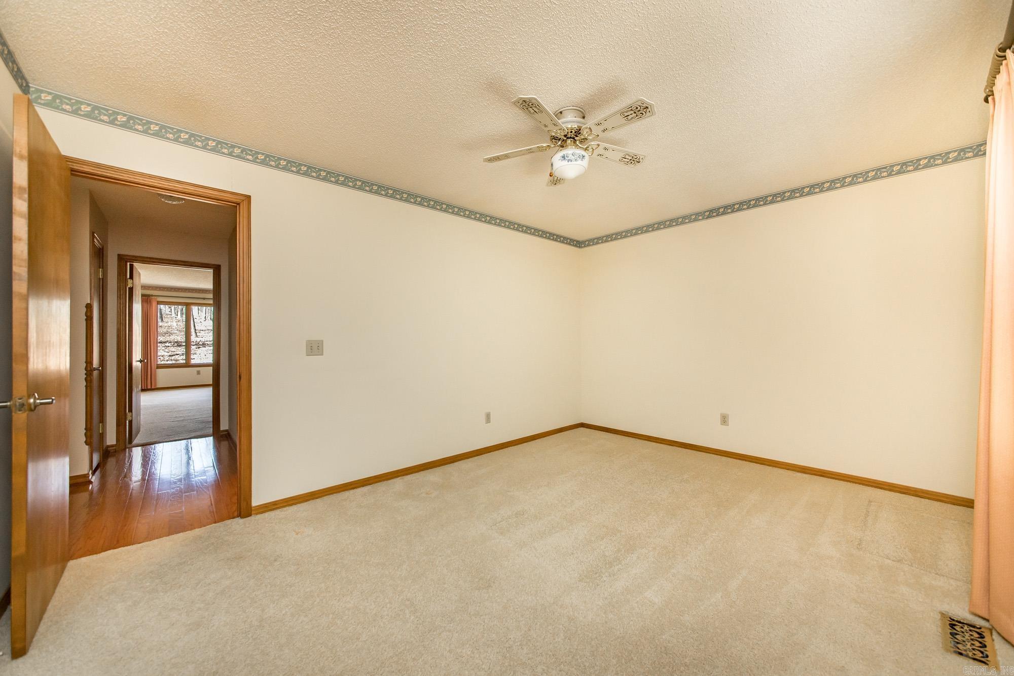 318 Castle Ridge Heights Property Photo 29