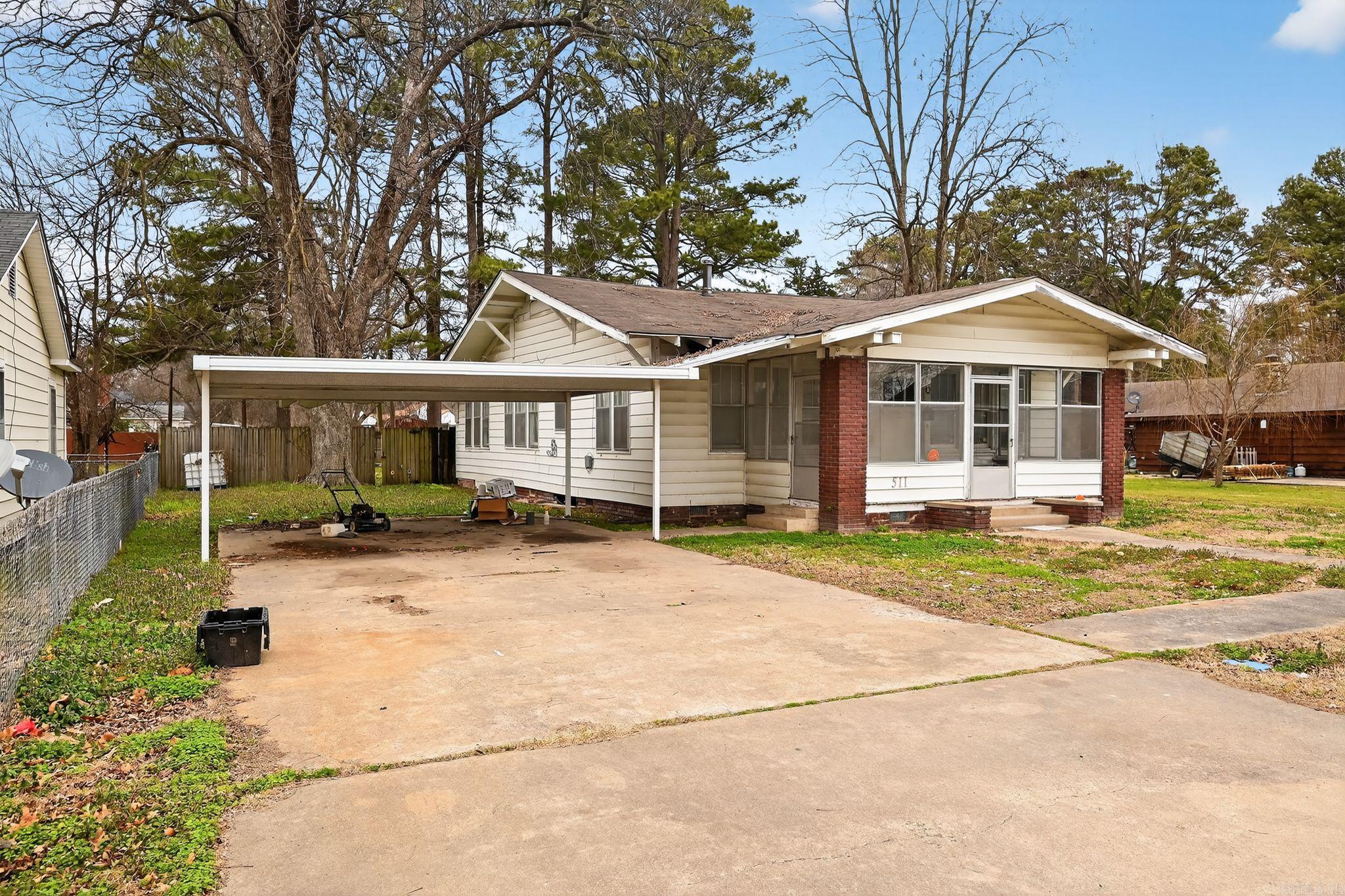 511 E Banks Street Property Photo 3