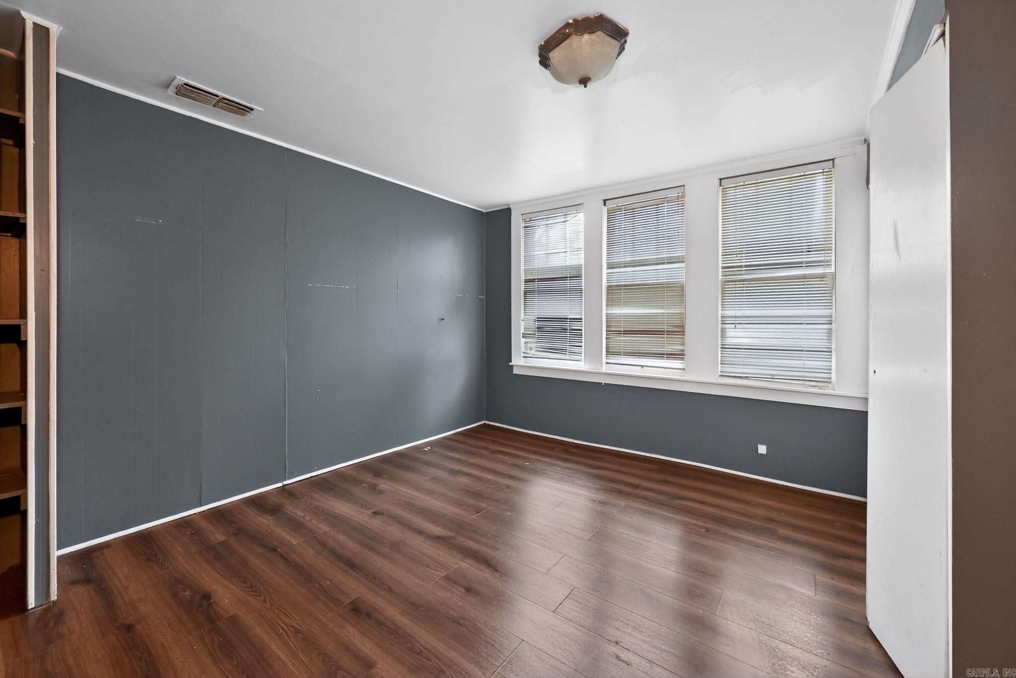 511 E Banks Street Property Photo 11