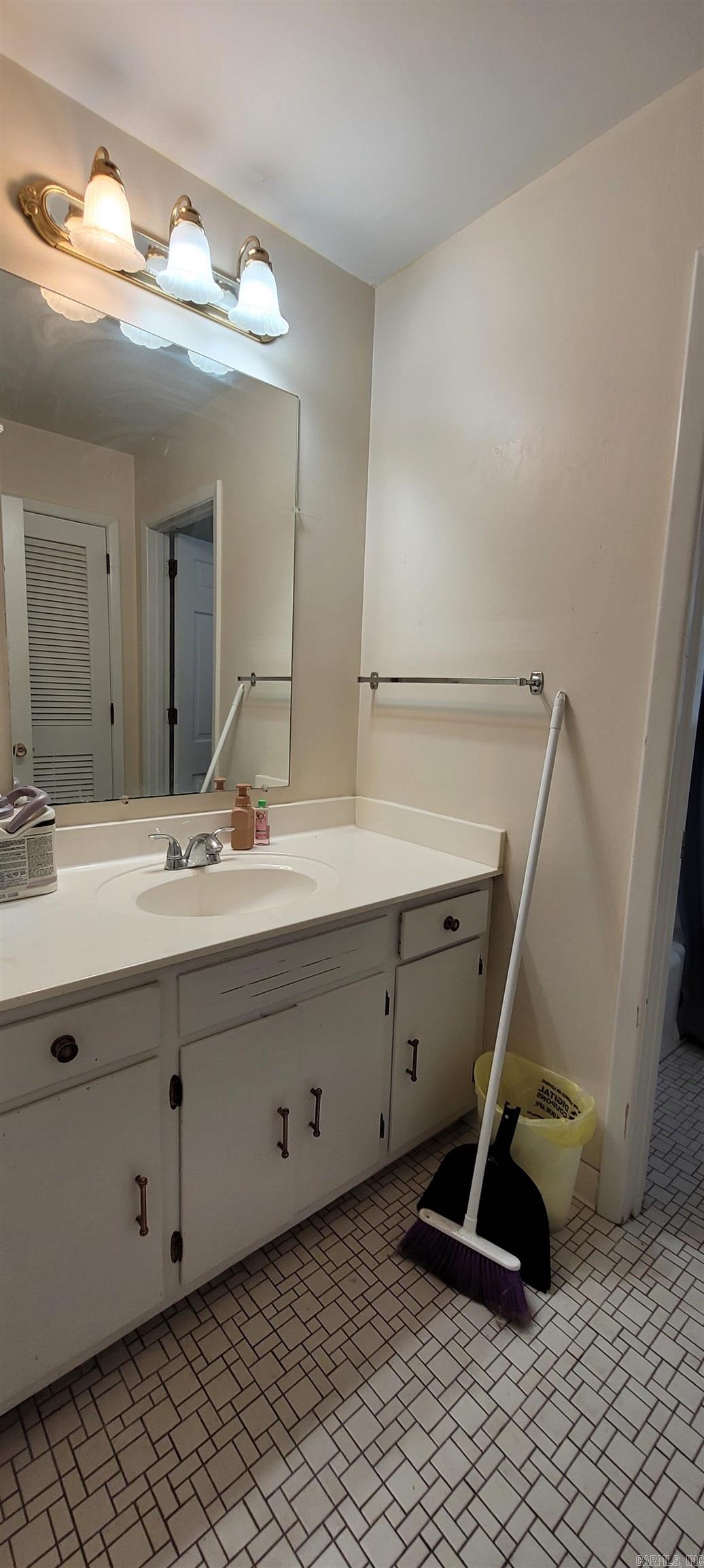 400 N Edmonds Avenue Property Photo 23
